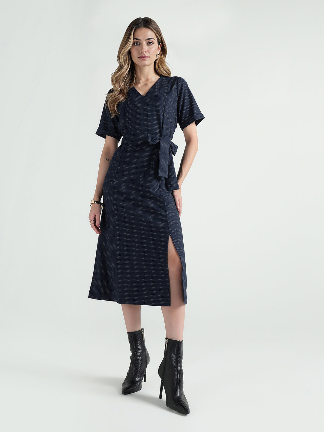 Elle Women Blue Solid V Neck Dress