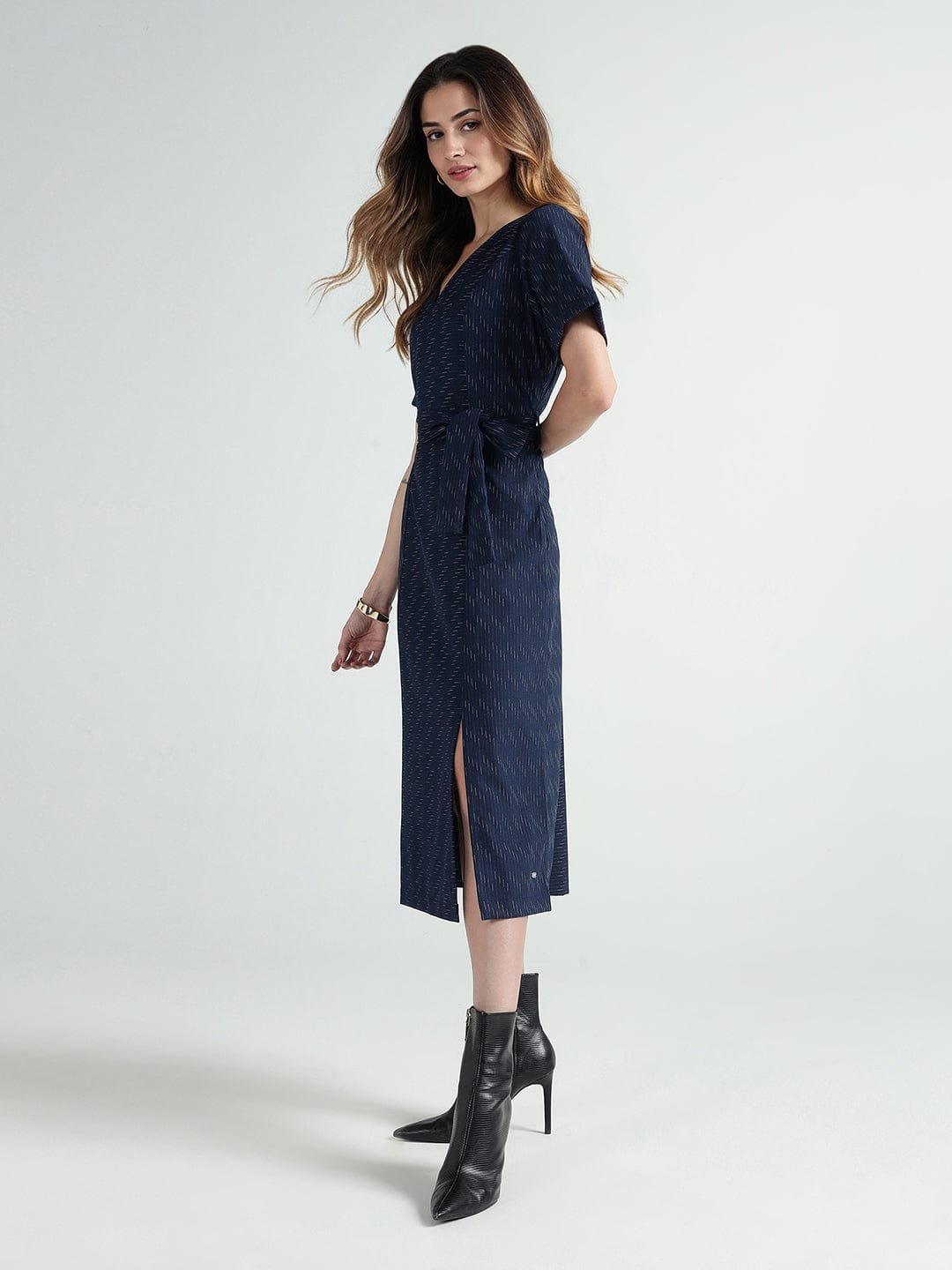 Elle Women Blue Solid V Neck Dress