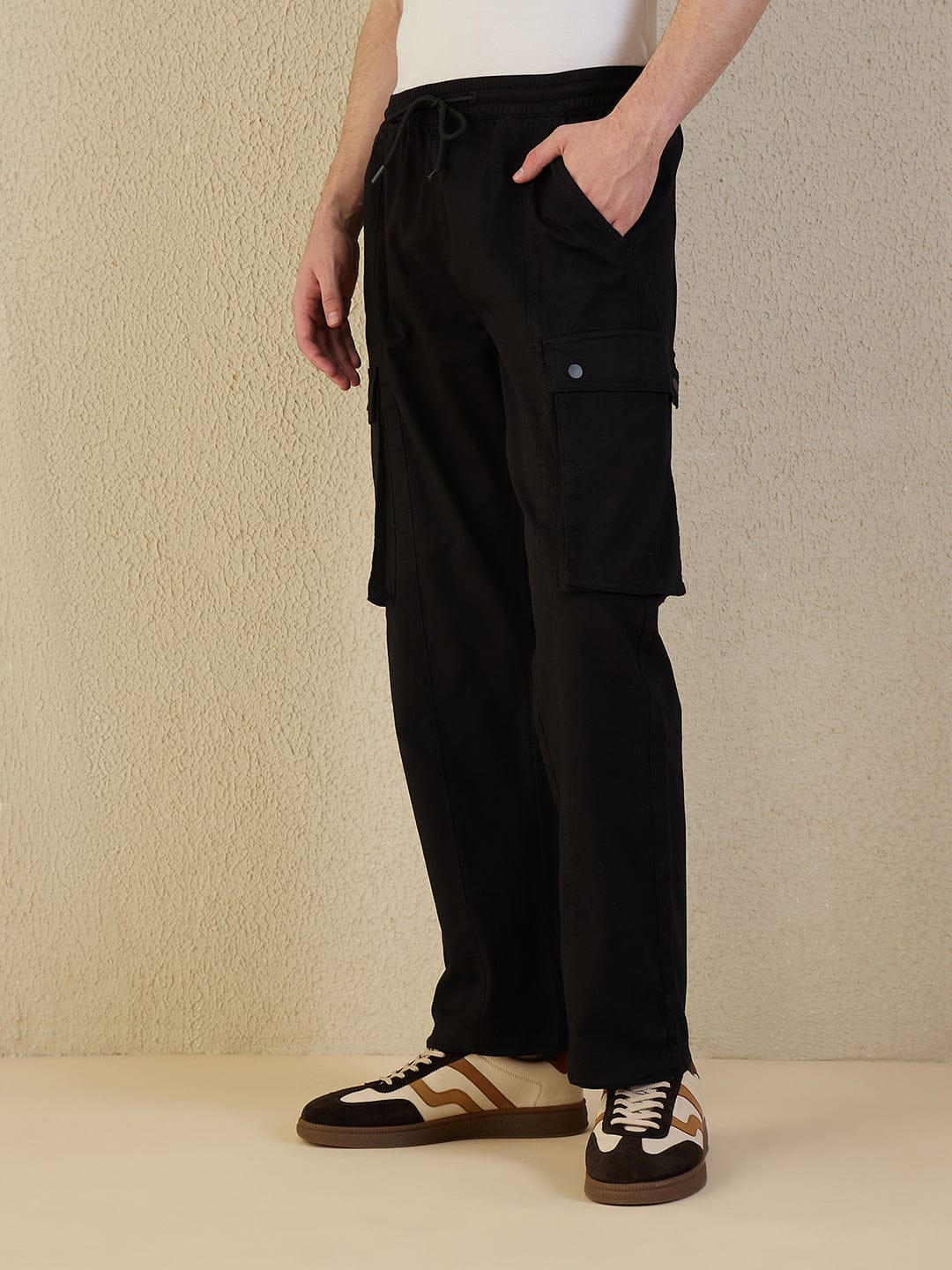 Iconic Men Black Solid Straight Fit Cargo Pant