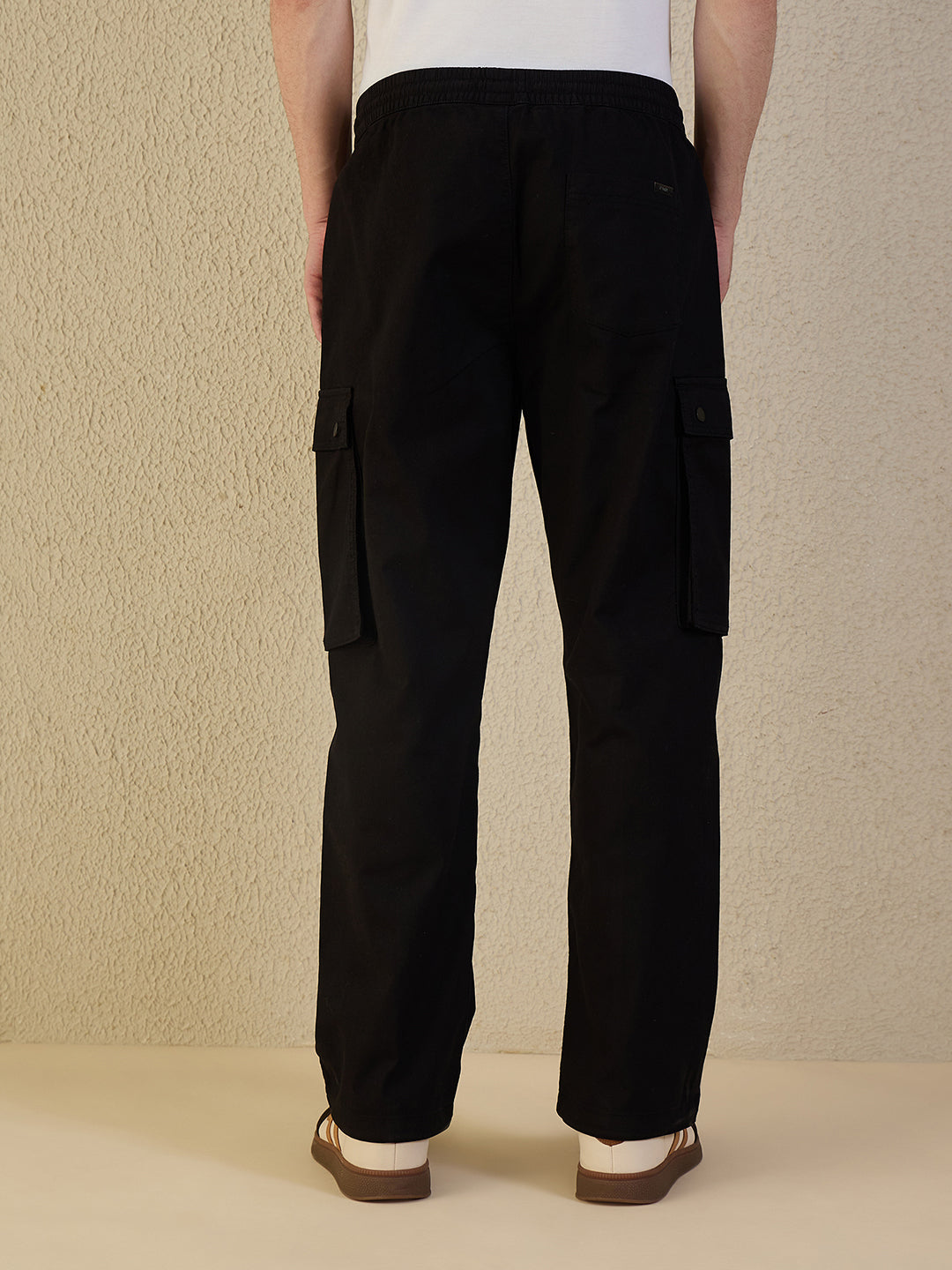 Iconic Men Black Solid Straight Fit Cargo Pant