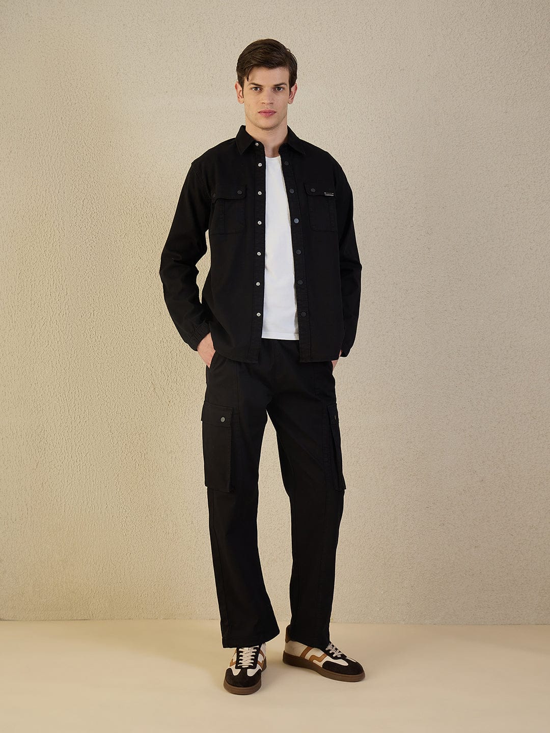 Iconic Men Black Solid Straight Fit Cargo Pant