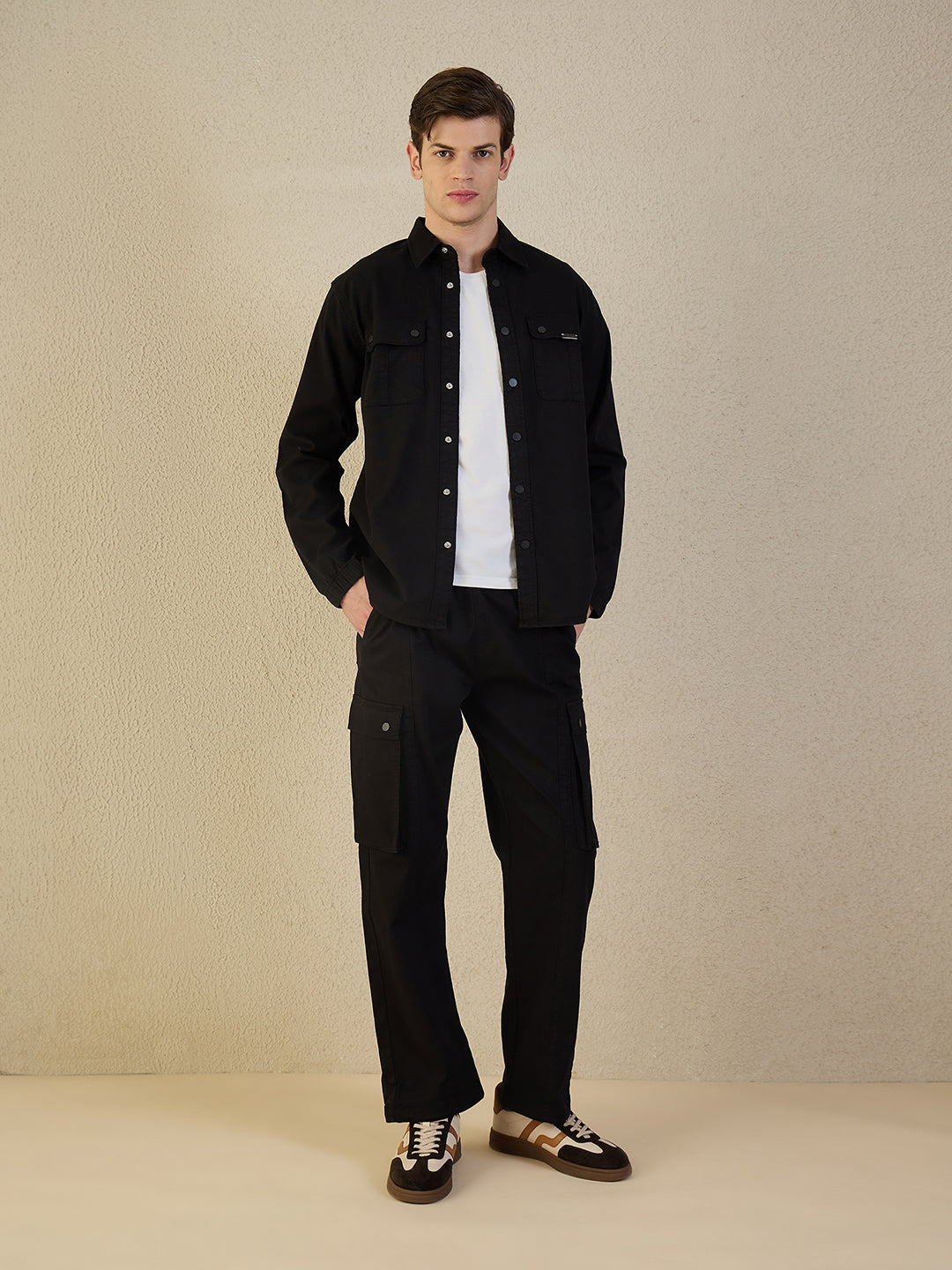 Iconic Men Black Solid Straight Fit Cargo Pant