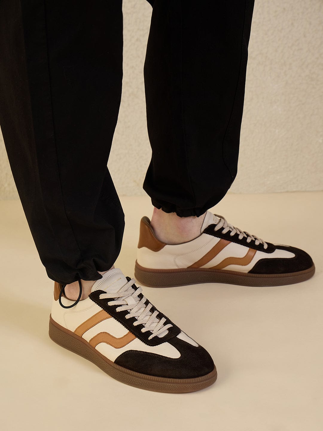 Iconic Men Black Solid Straight Fit Cargo Pant