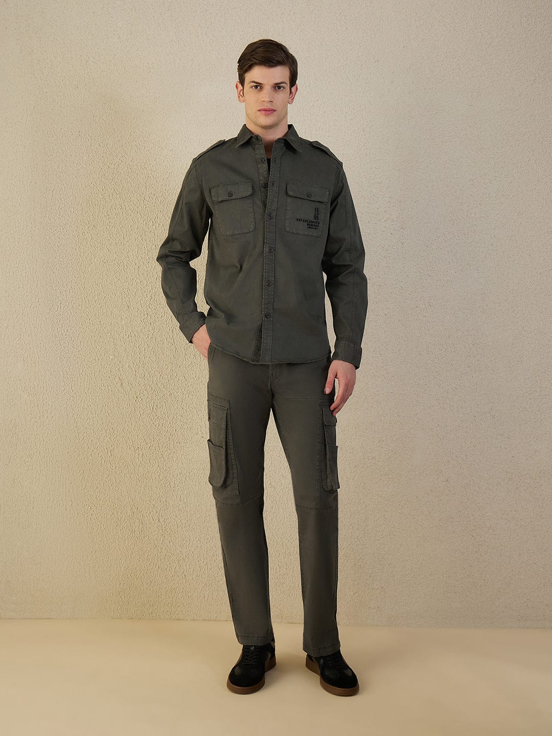Iconic Men Olive Solid Cargo Pant