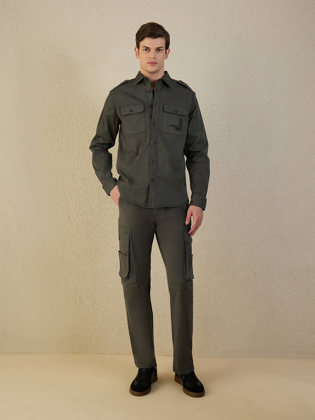 Iconic Men Olive Solid Cargo Pant