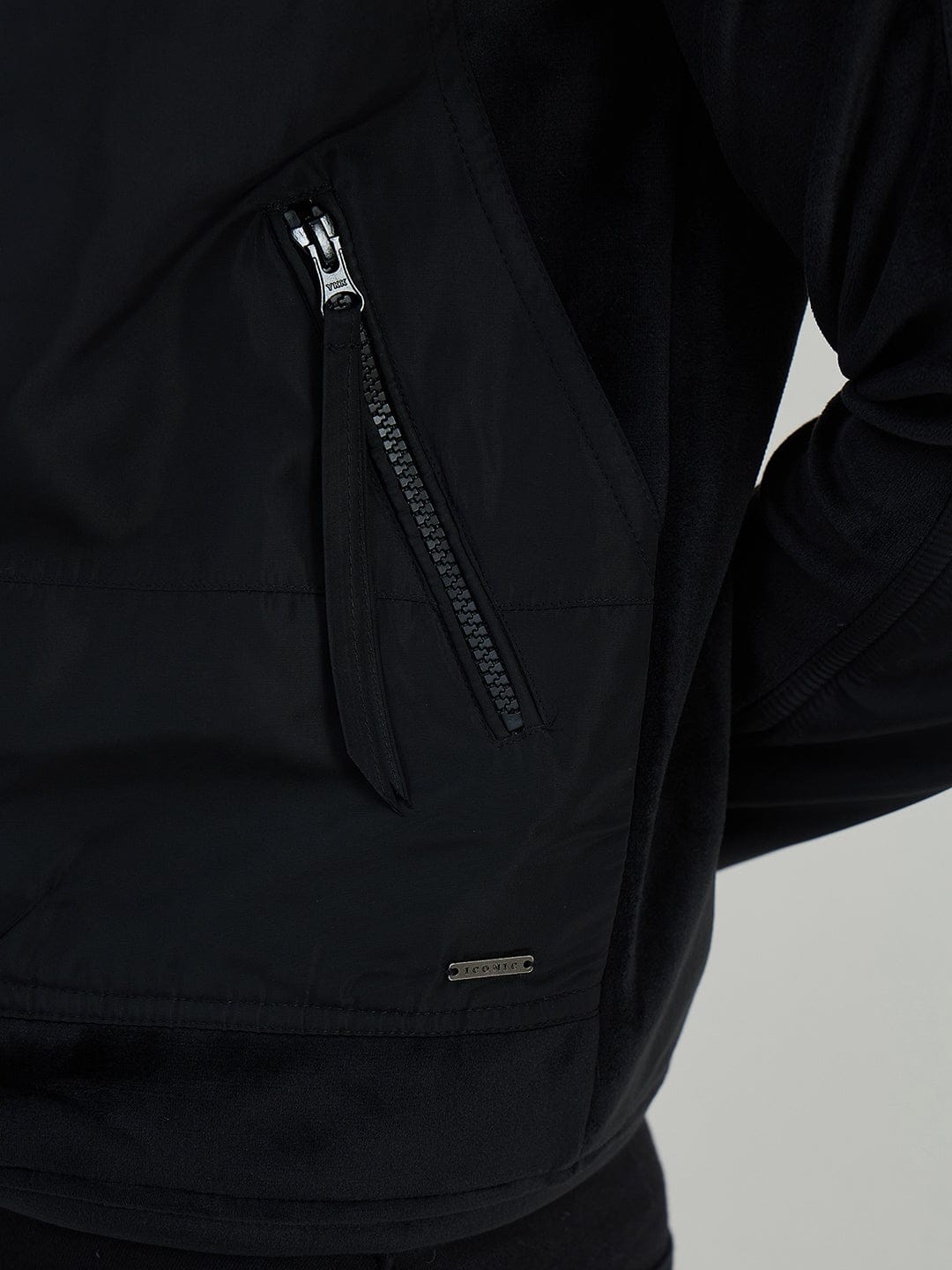 Iconic Men Black Solid Crew Neck Sweatshirt