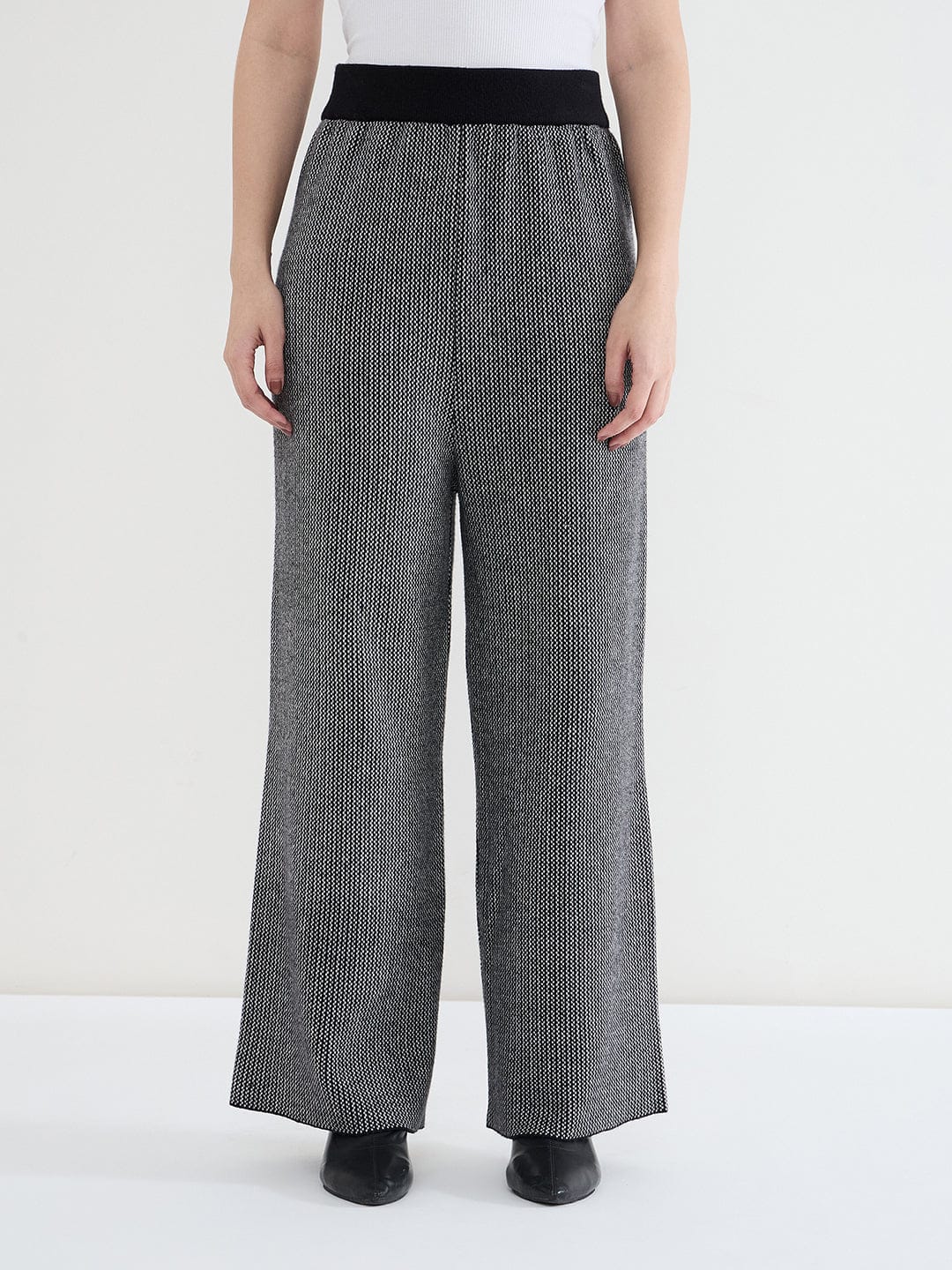 Iconic Women Black Solid Sweat Pant