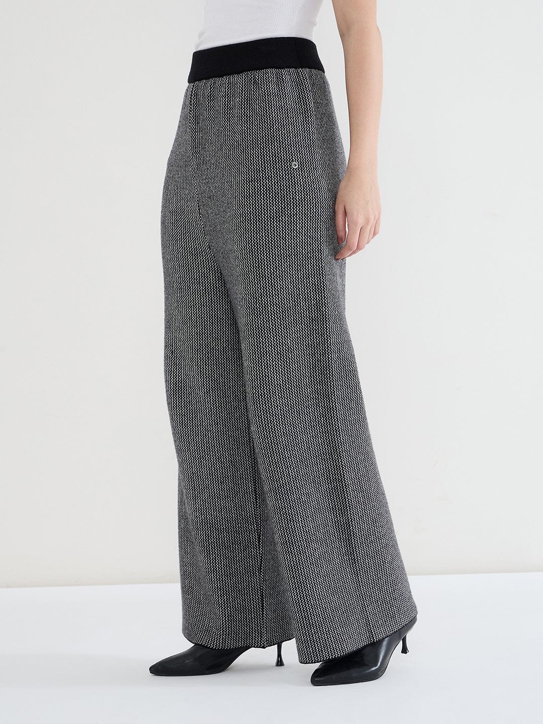 Iconic Women Black Solid Sweat Pant