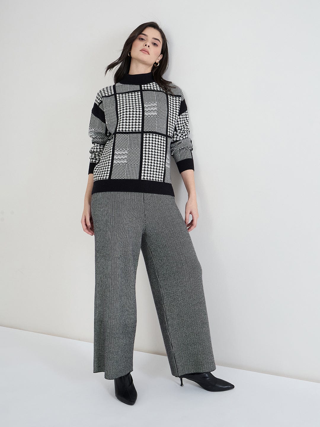 Iconic Women Black Solid Sweat Pant