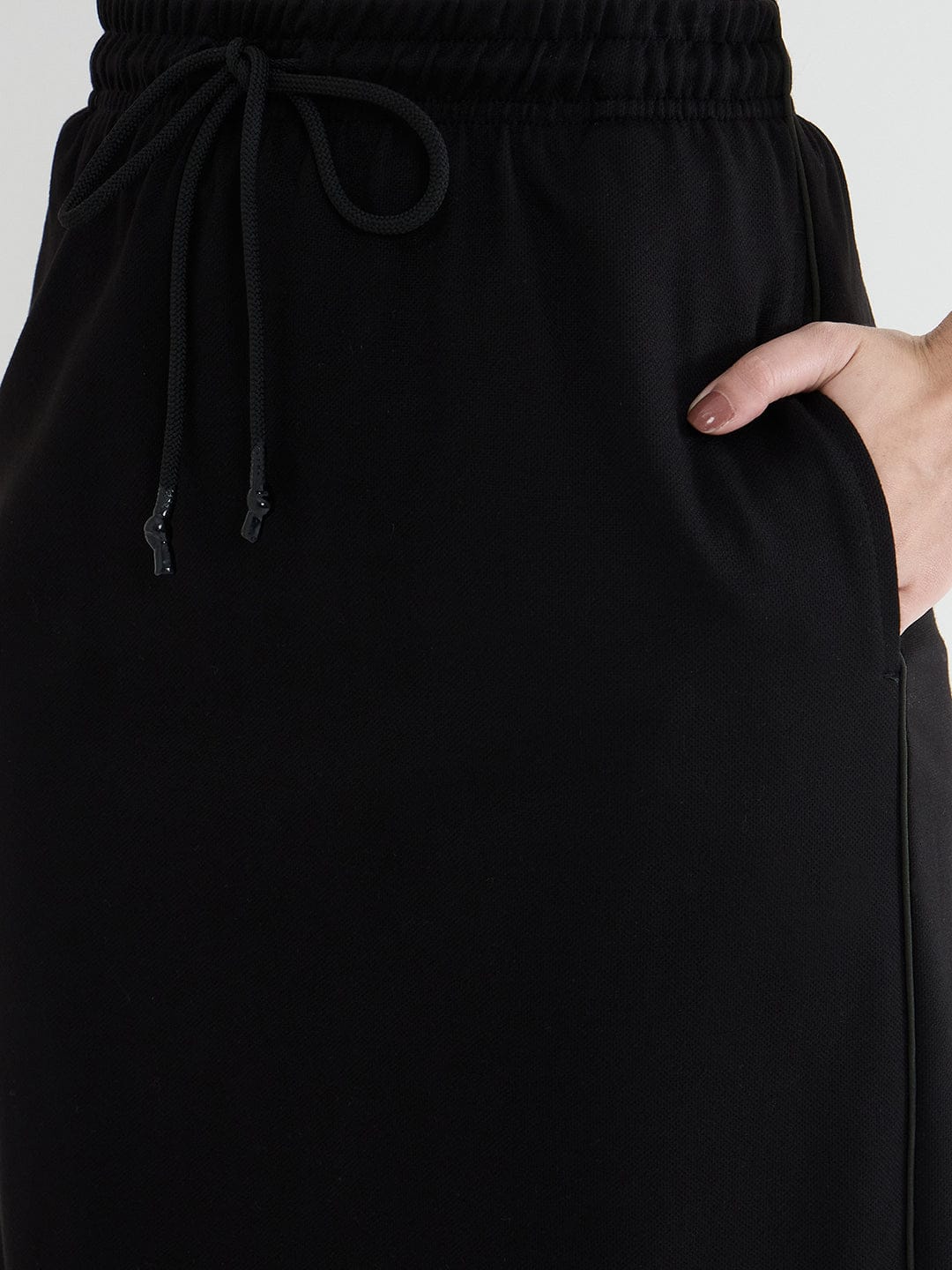 Iconic Women Black Solid Midi Skirt