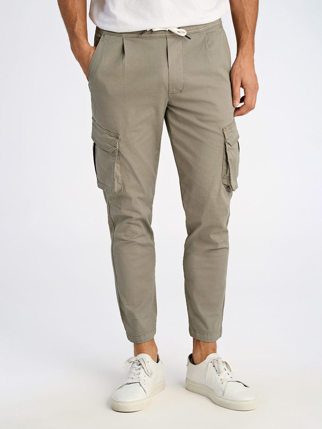 Lindbergh Men Green Carrot Fit Solid Trouser