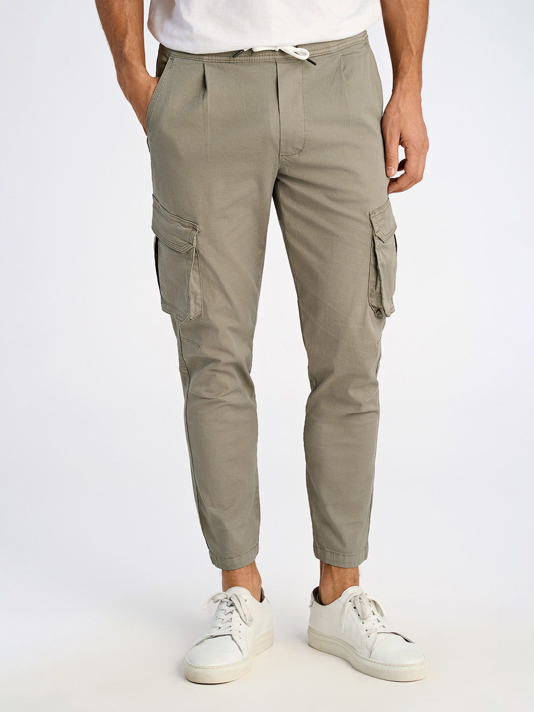 Lindbergh Men Green Carrot Fit Solid Trouser