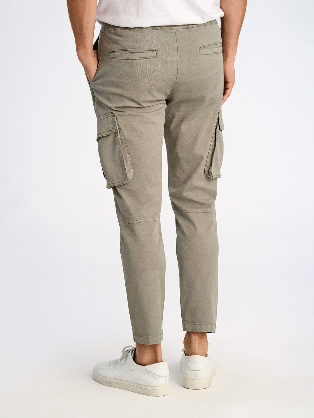 Lindbergh Men Green Carrot Fit Solid Trouser