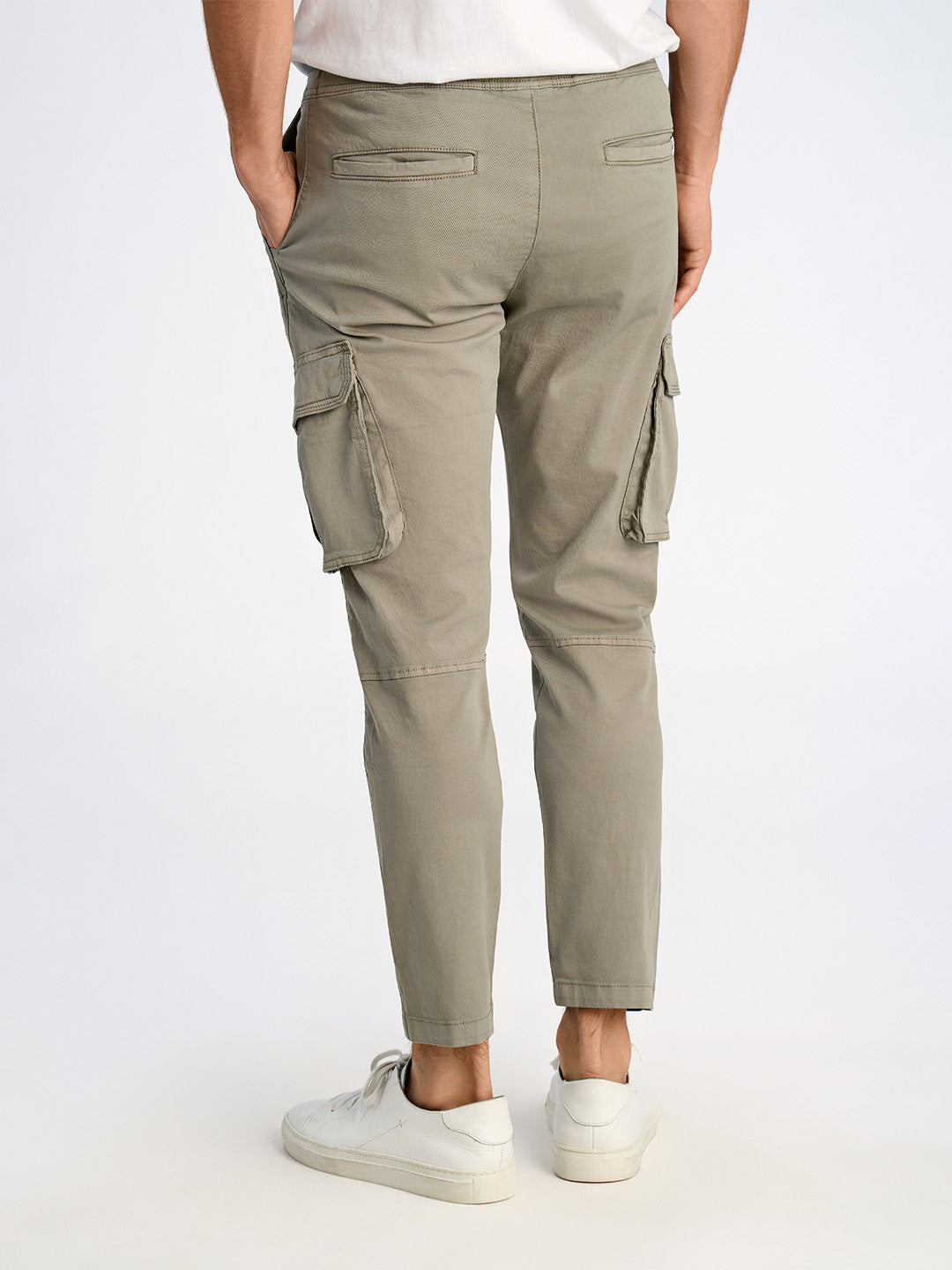 Lindbergh Men Green Carrot Fit Solid Trouser