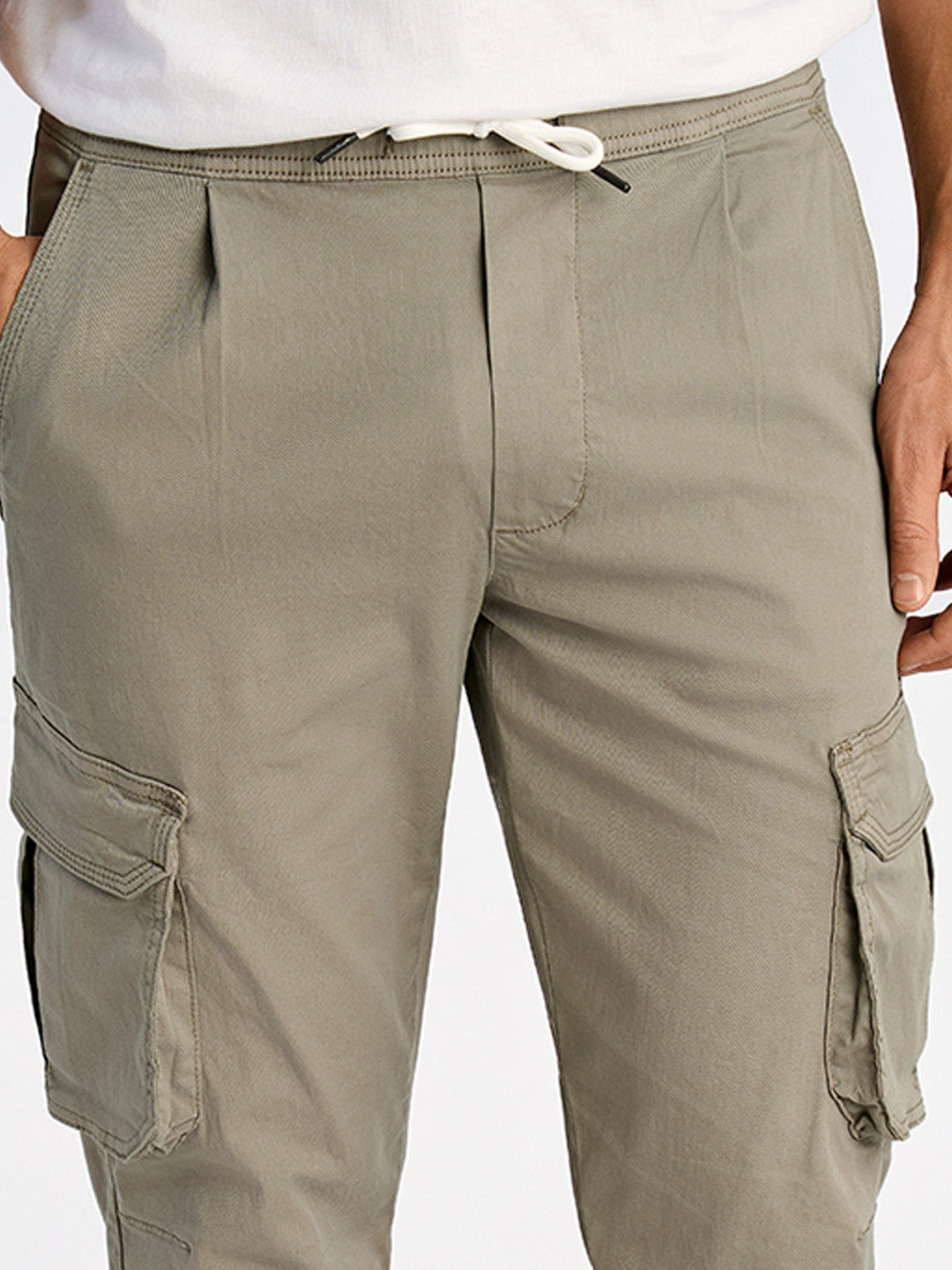 Lindbergh Men Green Carrot Fit Solid Trouser