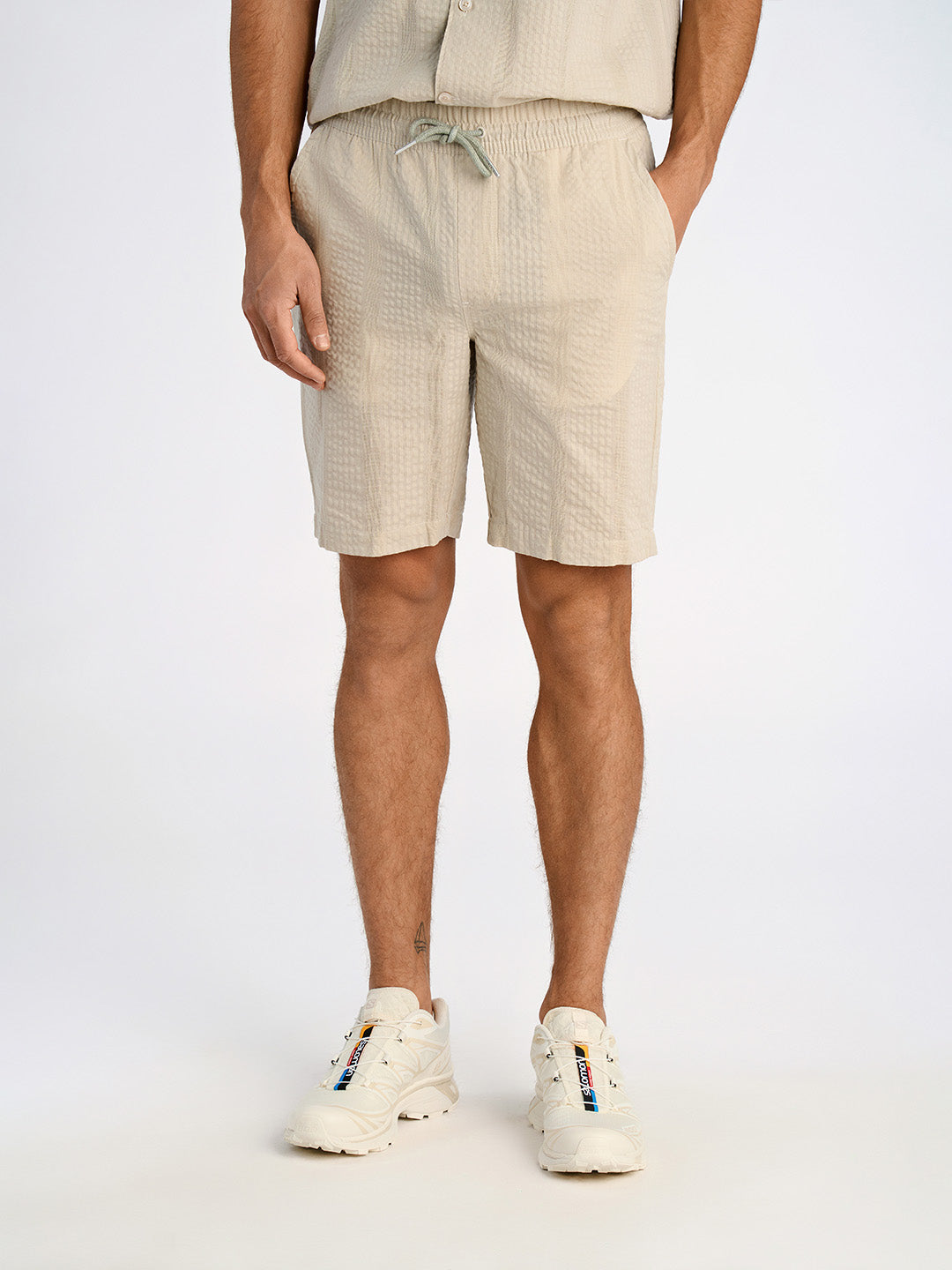 Lindbergh Men Cream Relaxed Fit Solid Shorts