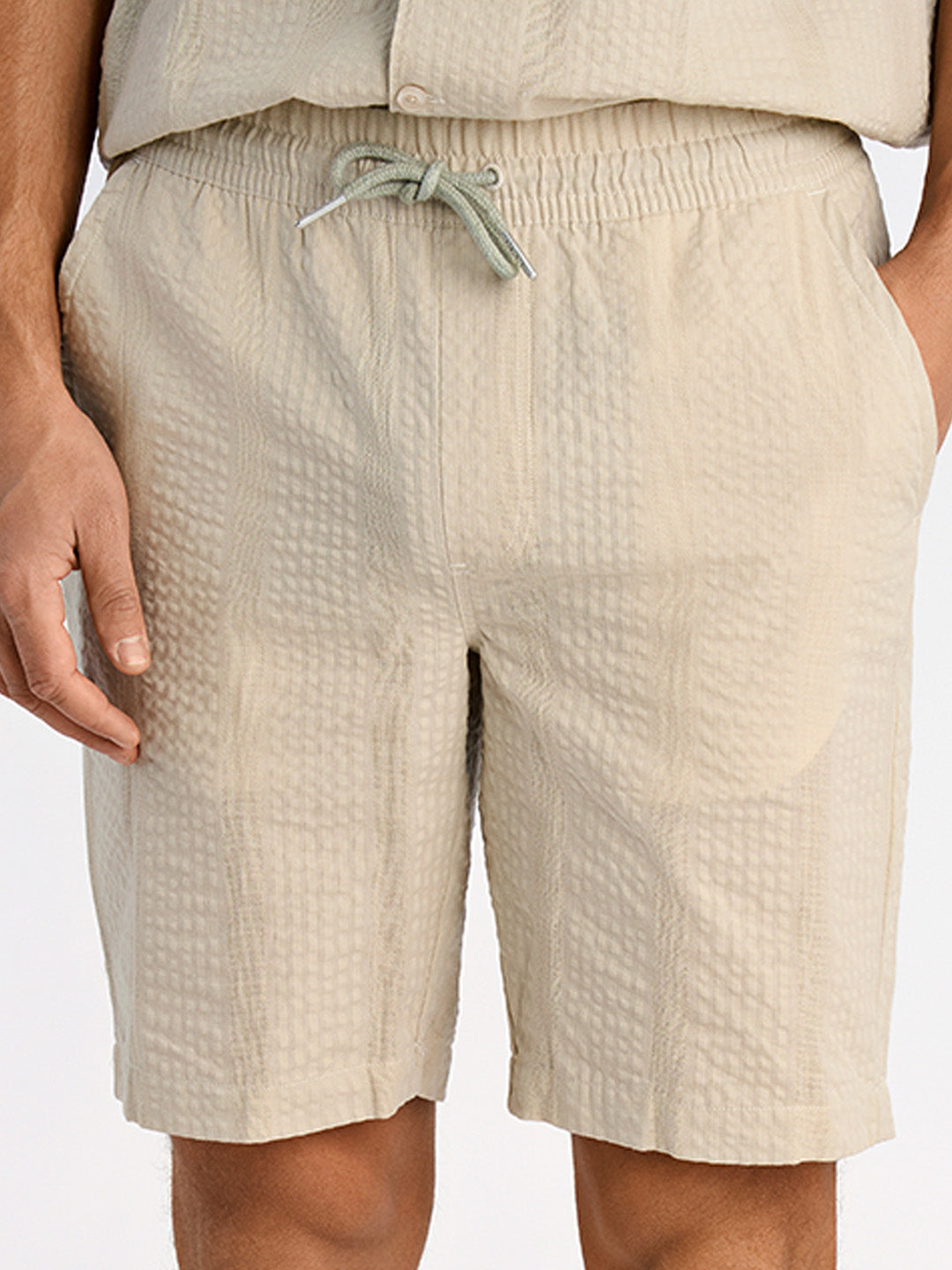 Lindbergh Men Cream Relaxed Fit Solid Shorts