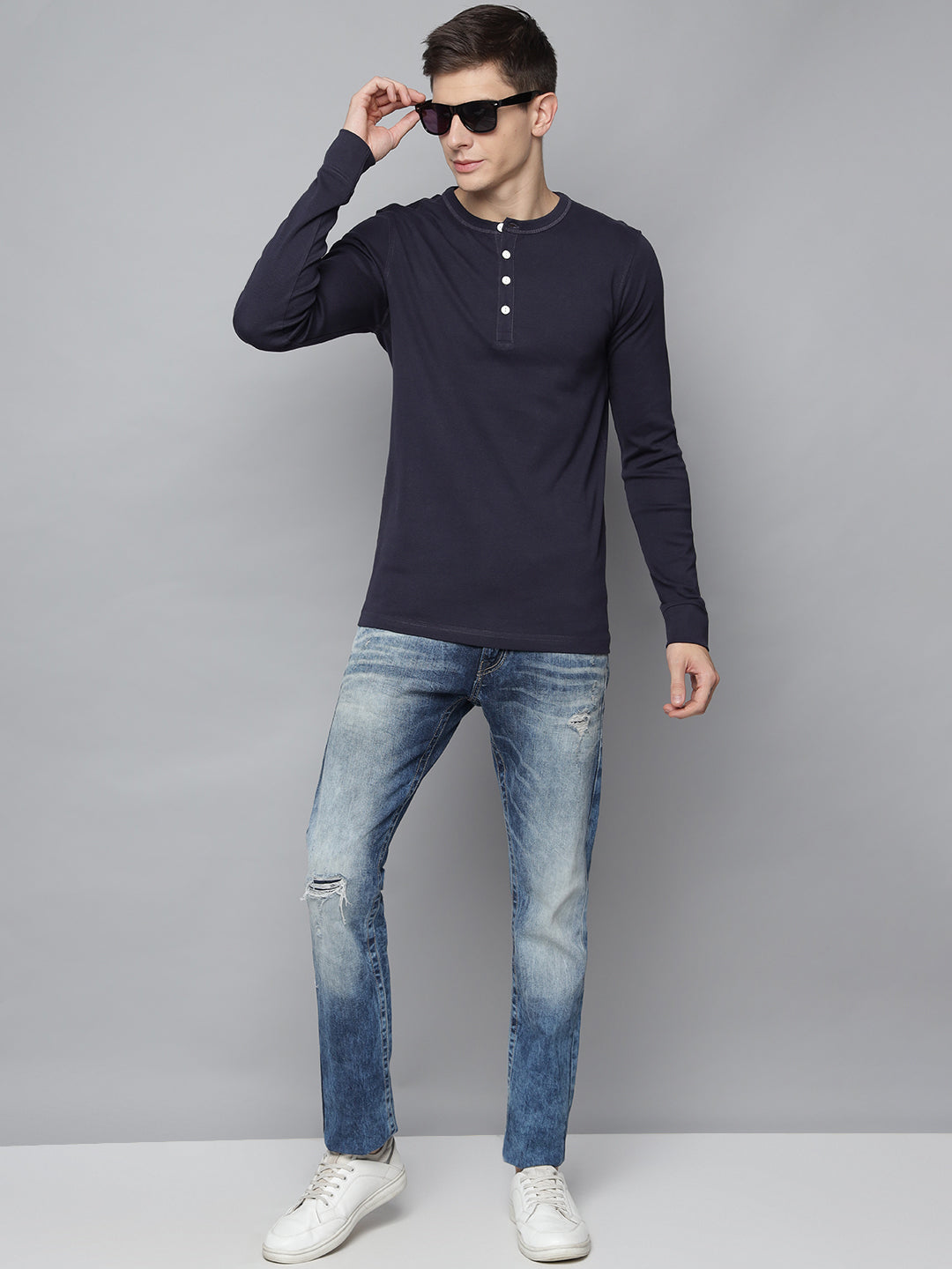 Lindbergh Men Navy Blue Solid Round Neck TShirt