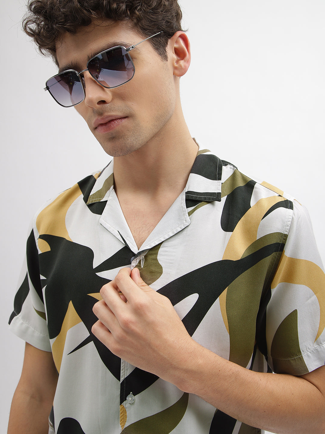 Iconic Men Multi Printed Resort Collar Short Sleeves Shirt