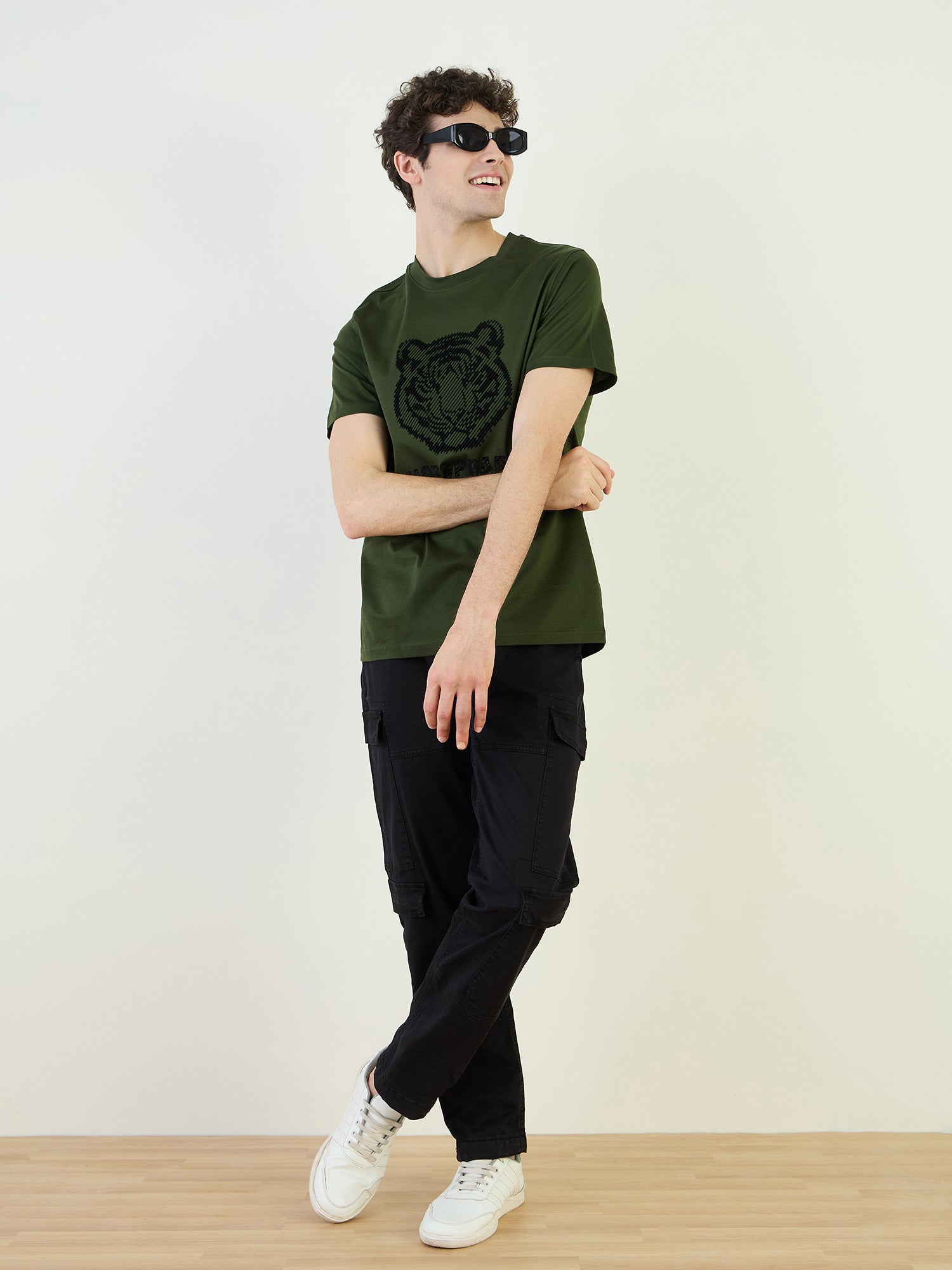 Iconic Men Black Cargo Fit Solid Cargo Trouser