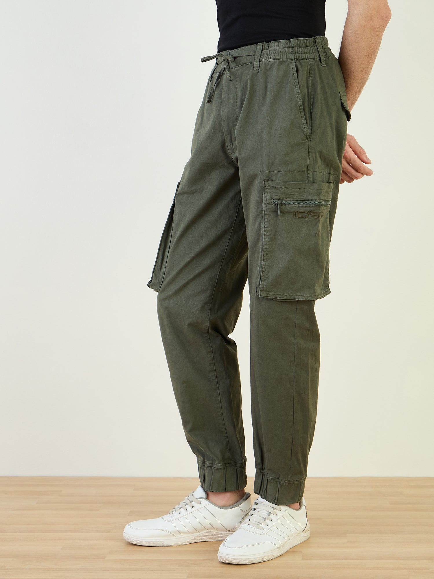 Iconic Men Green Cargo Fit Solid Cargo Trouser