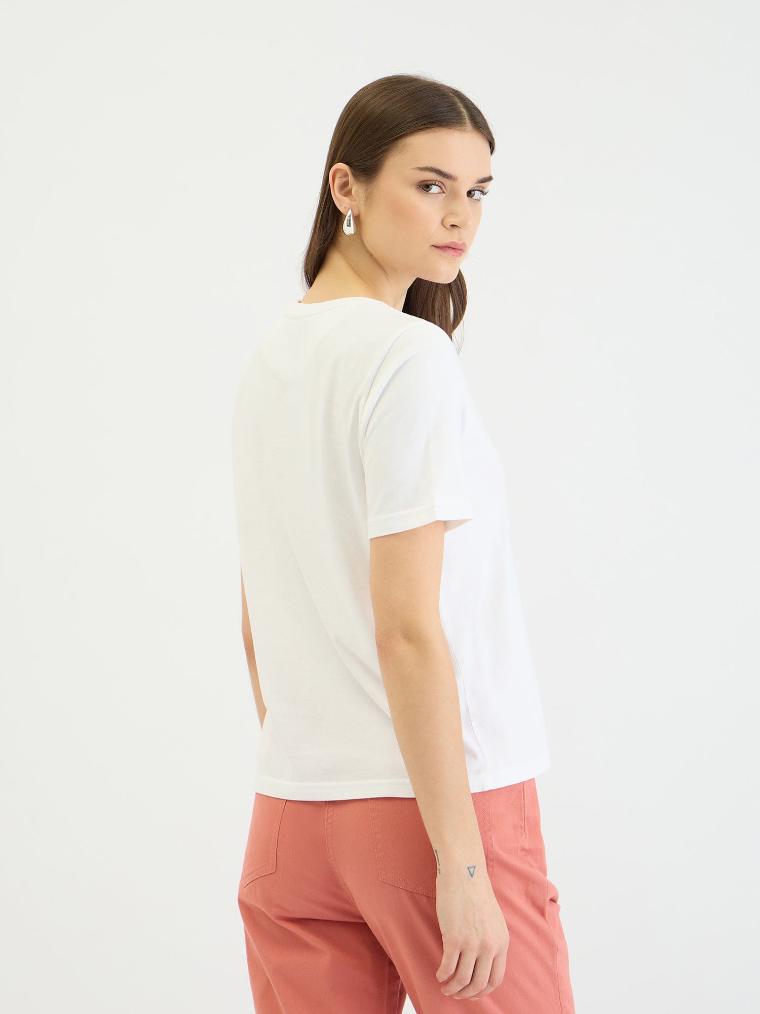 Elle Women White Solid Round Neck Tshirt