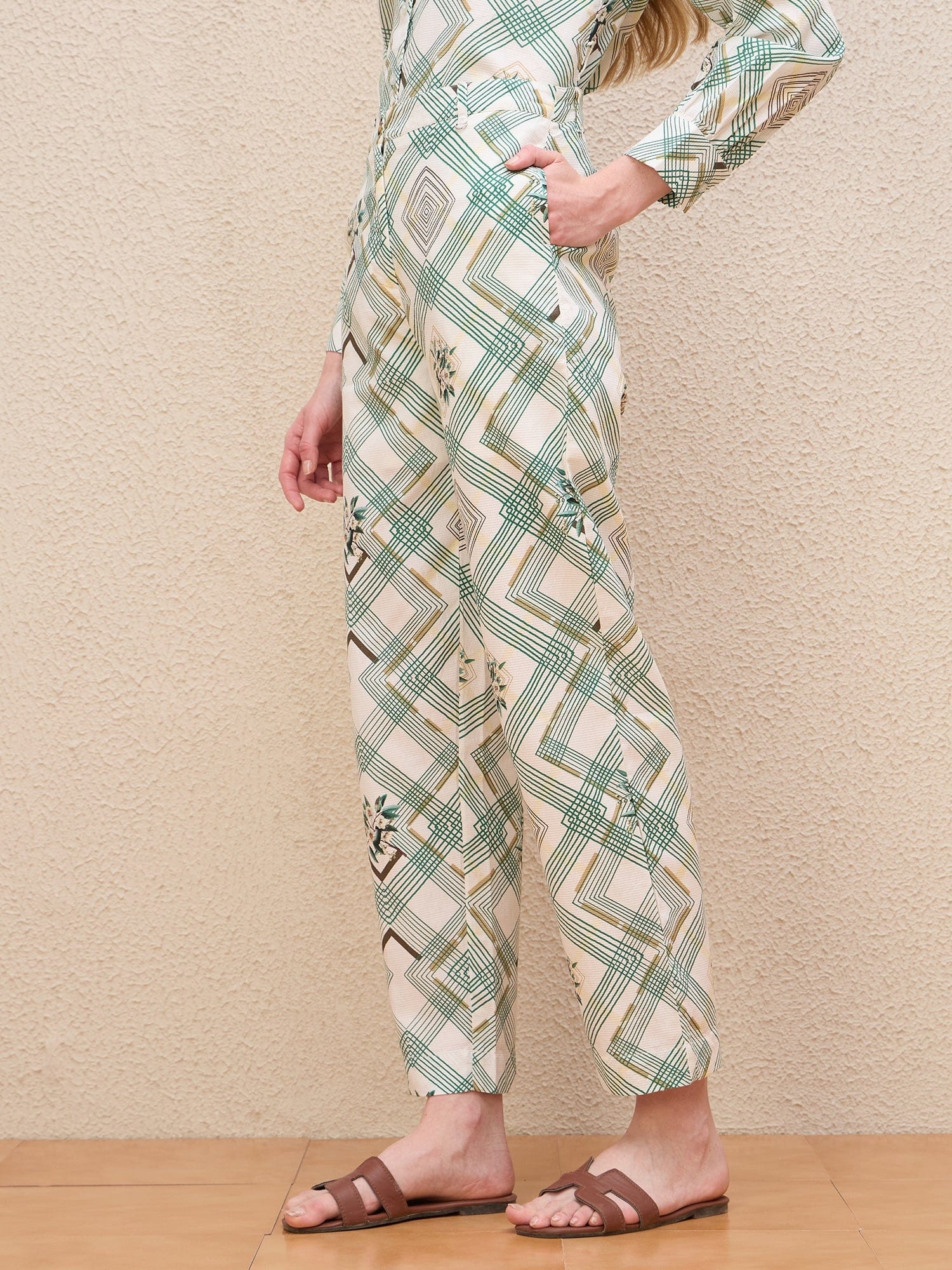 Iconic Women White Straight Fit Printed Trouser