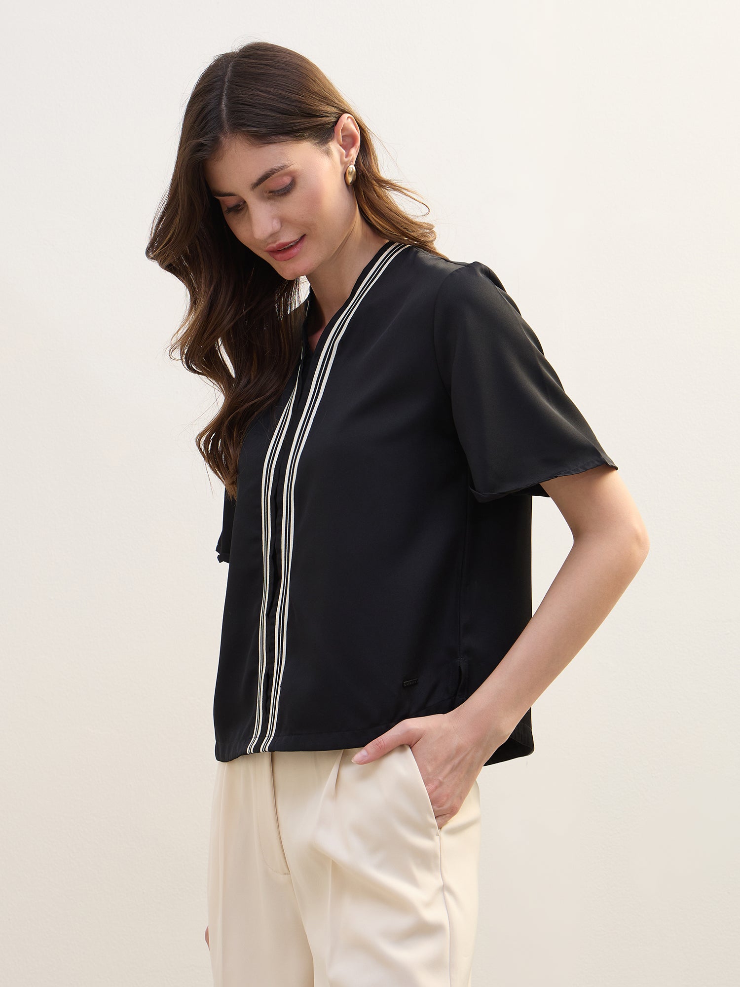 Iconic Women Black Solid V-Neck Top