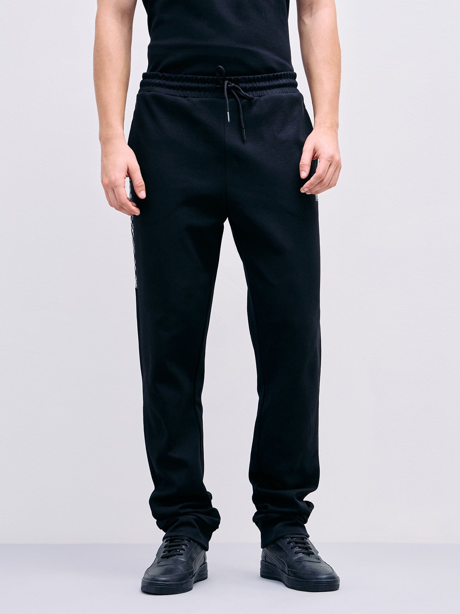 Iconic Men Black Regular Fit Solid Jogger