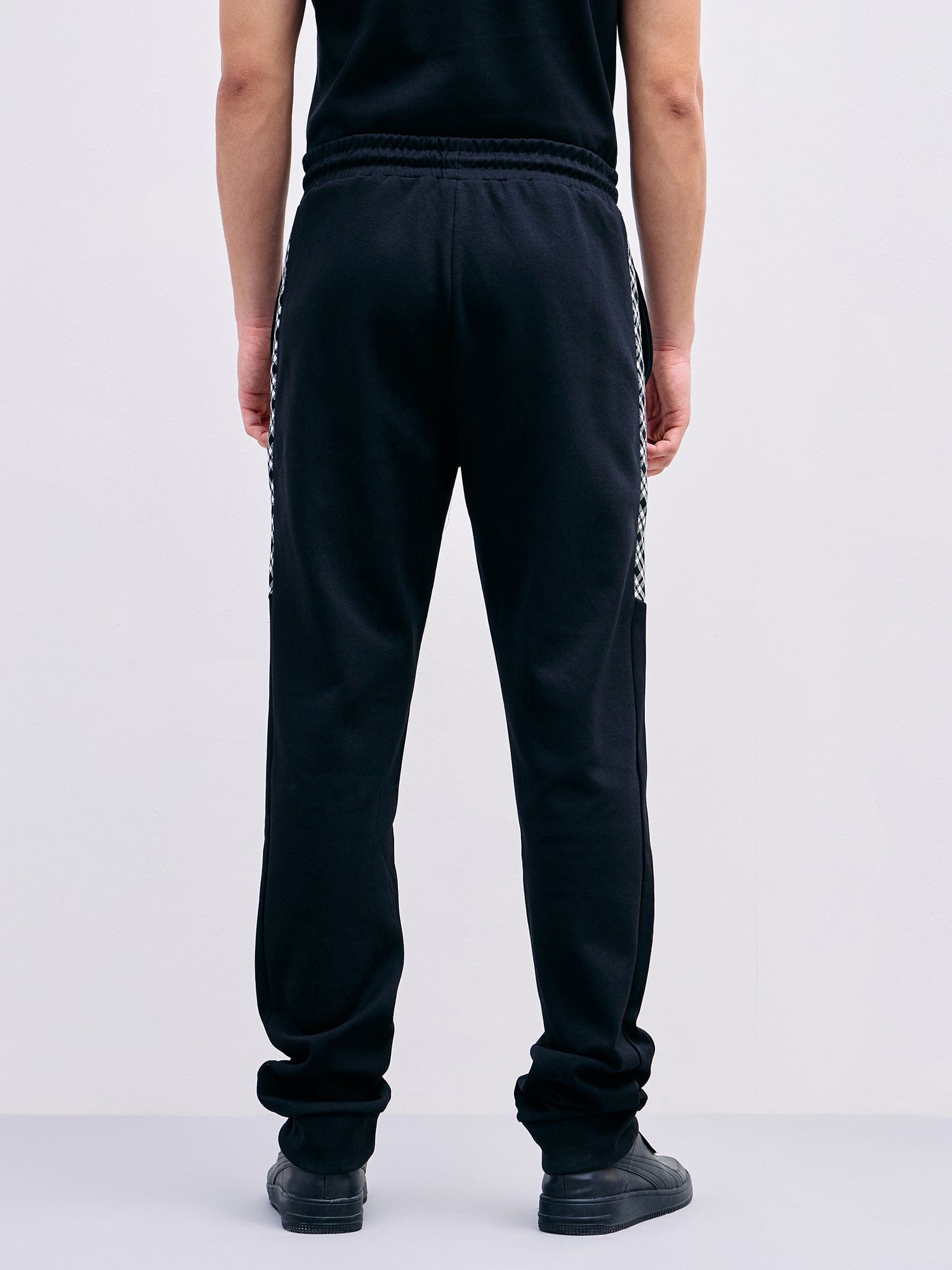 Iconic Men Black Regular Fit Solid Jogger