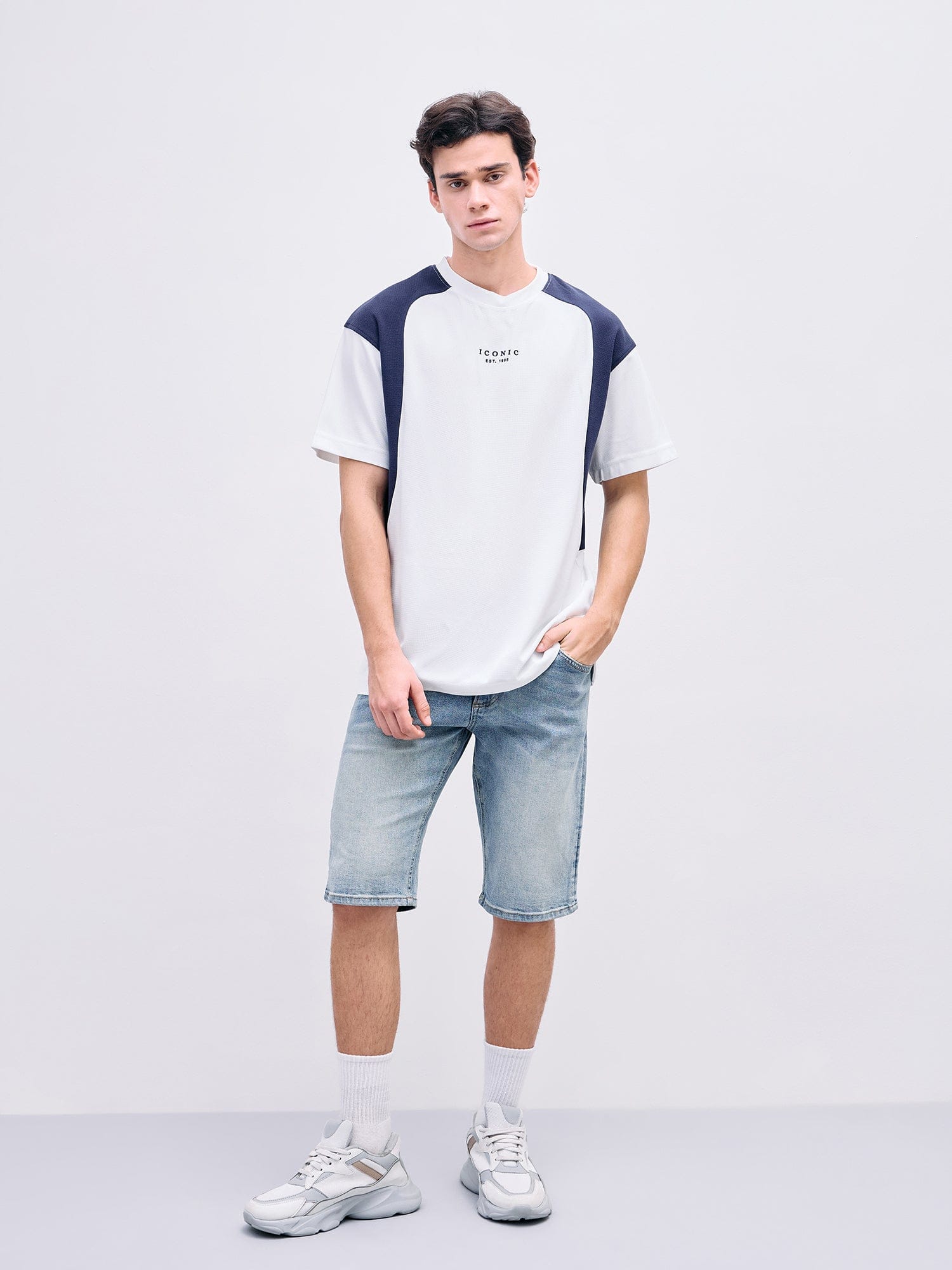 Iconic Men Blue Color Block Crew Neck Tshirt