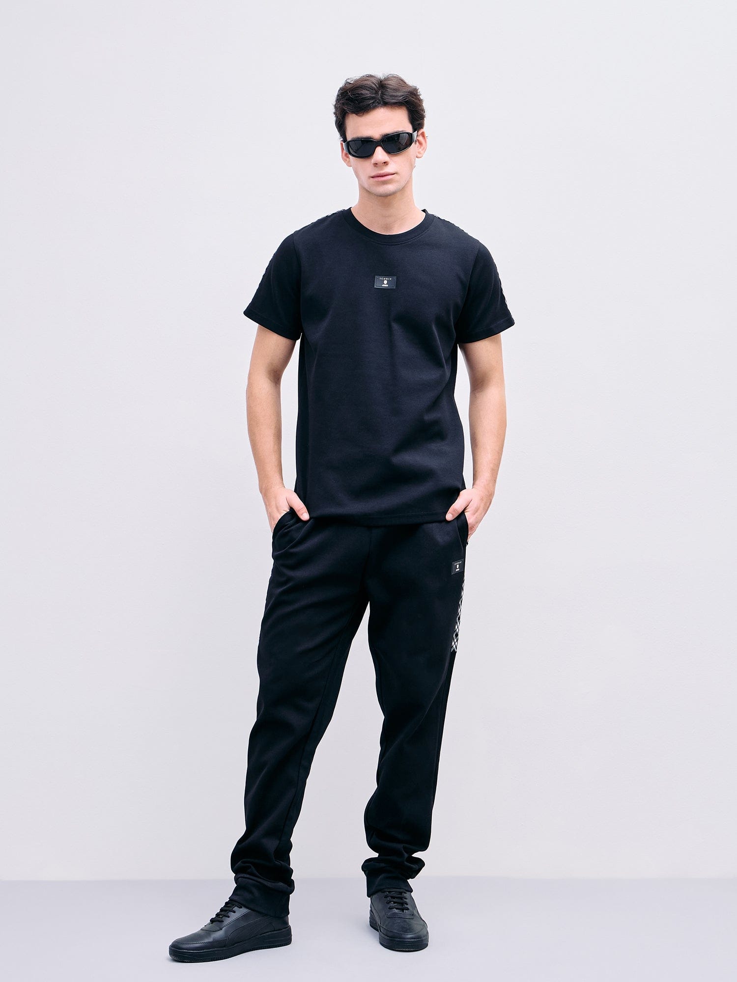 Iconic Men Black Solid Crew Neck Tshirt