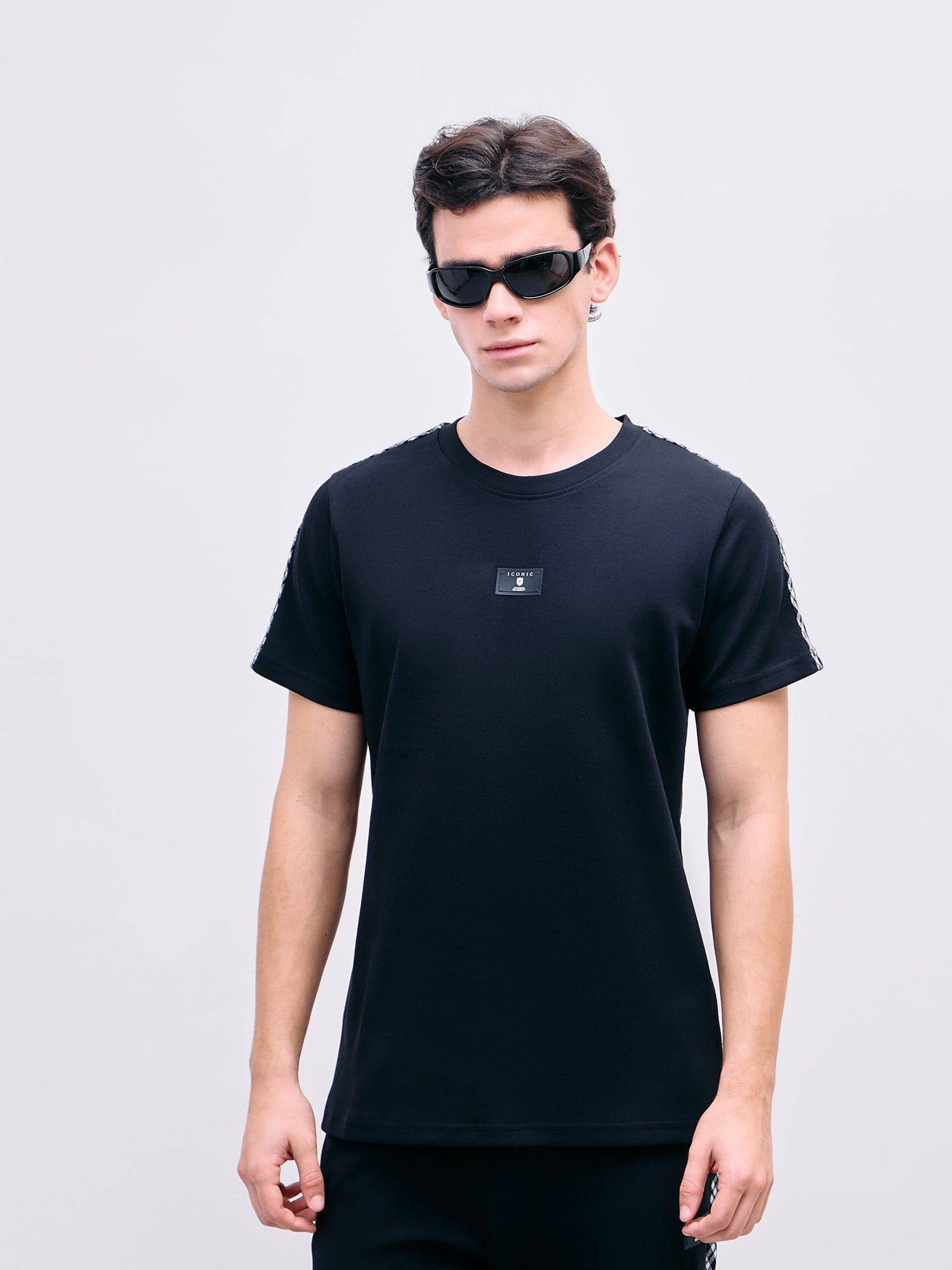 Iconic Men Black Solid Crew Neck Tshirt