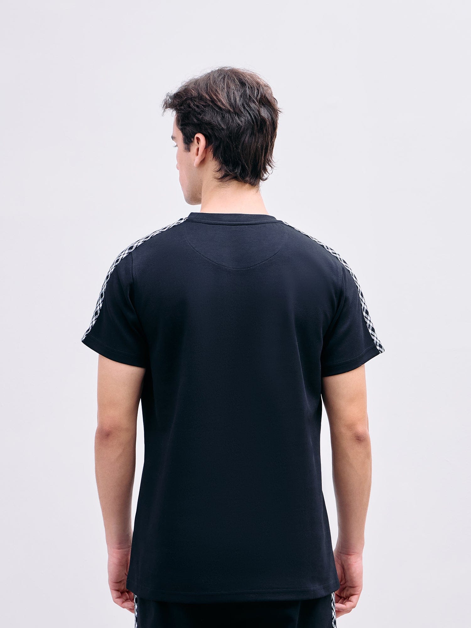 Iconic Men Black Solid Crew Neck Tshirt