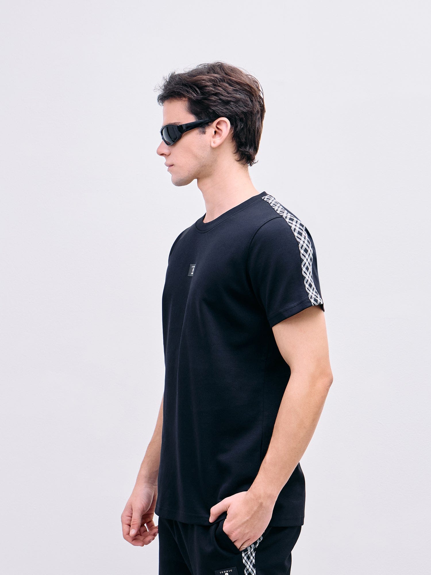 Iconic Men Black Solid Crew Neck Tshirt