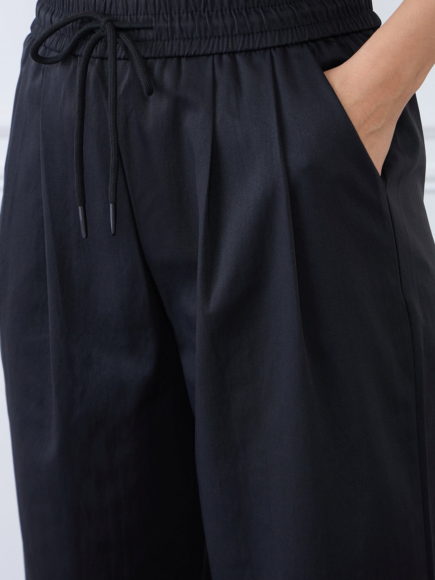 Iconic Women Black Balloon Fit Solid Trouser