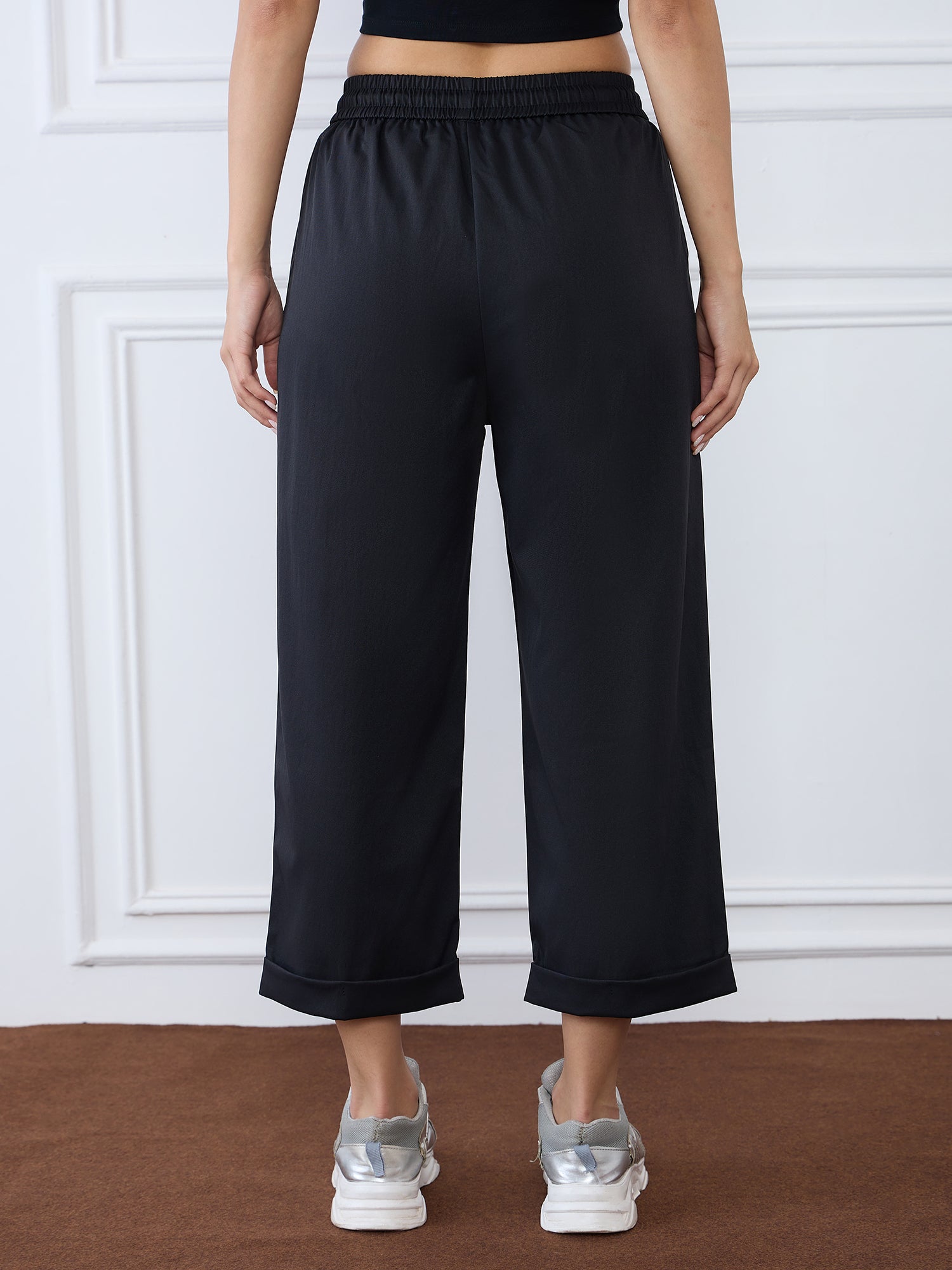 Iconic Women Black Balloon Fit Solid Trouser