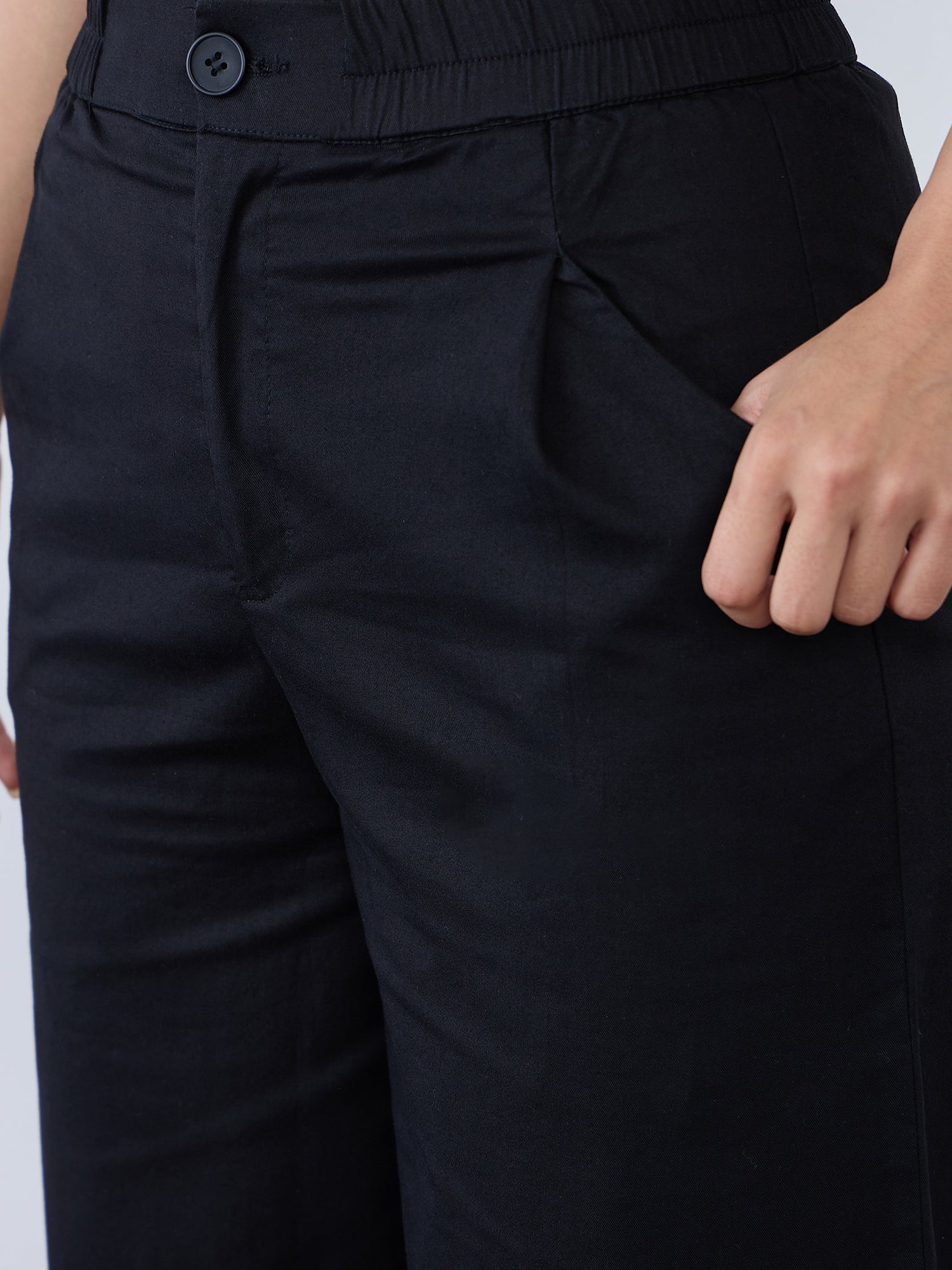 Iconic Women Black Straight Fit Solid Trouser