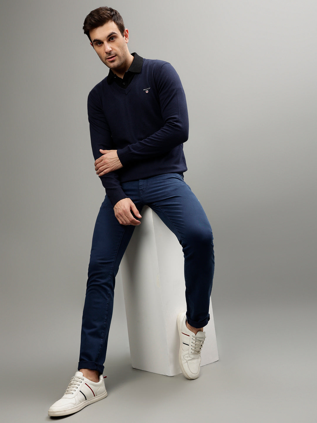 Gant Men Solid V Neck Long Sleeves Sweater