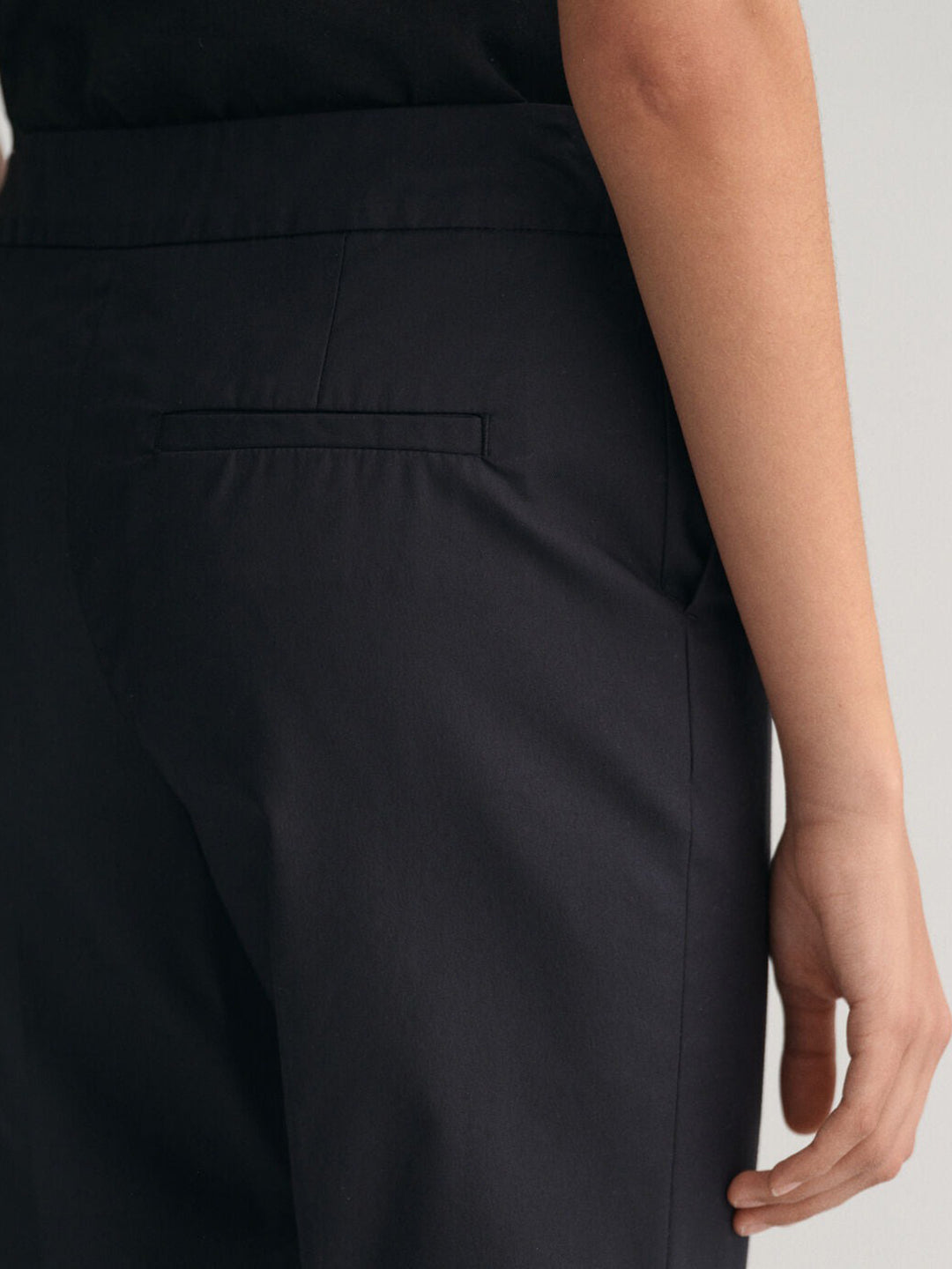 Gant Women Black Solid Mid-rise Slim Fit Trouser