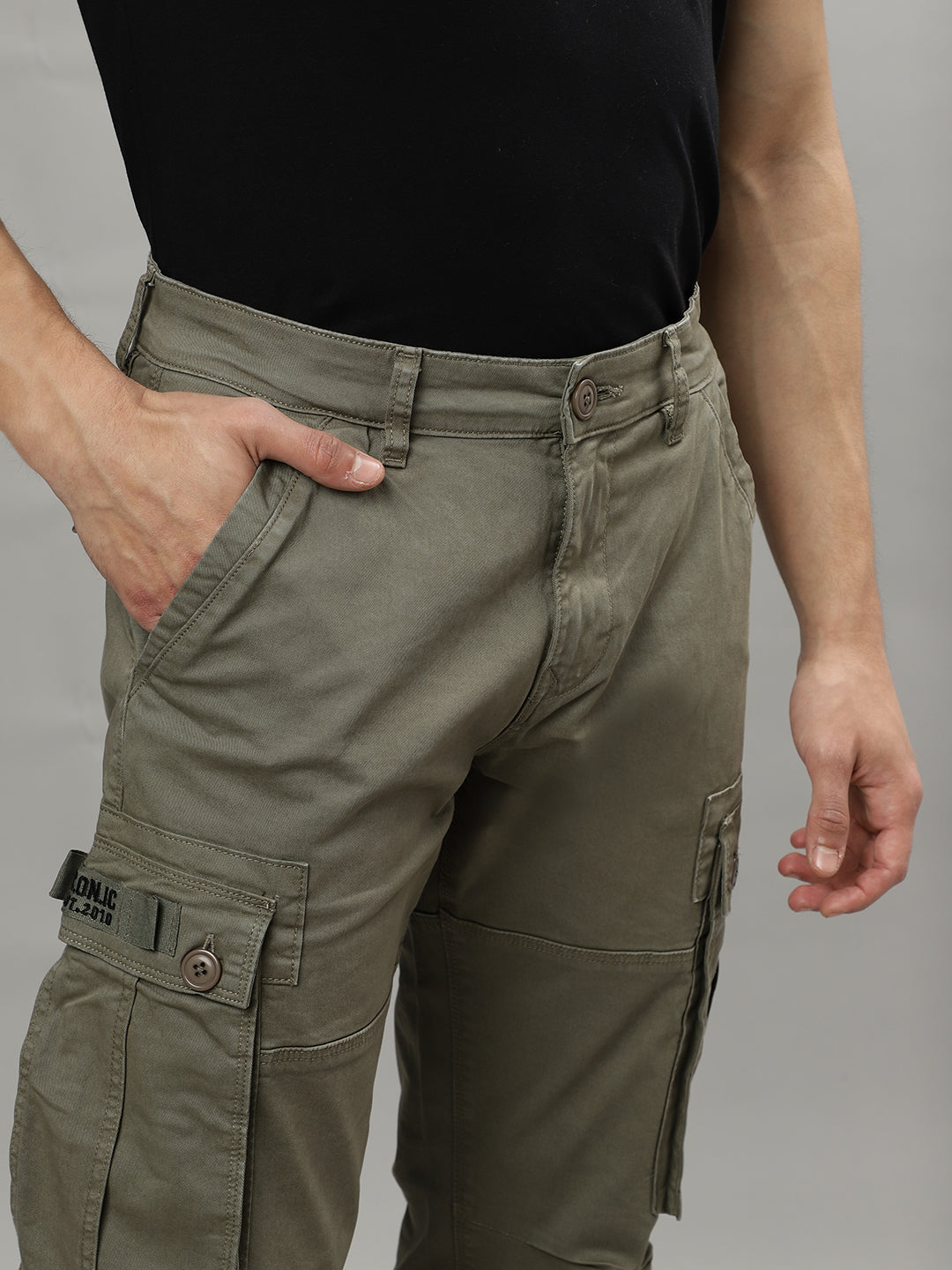 Iconic Men Solid Mid-rise Regular Fit Cargo Trousers