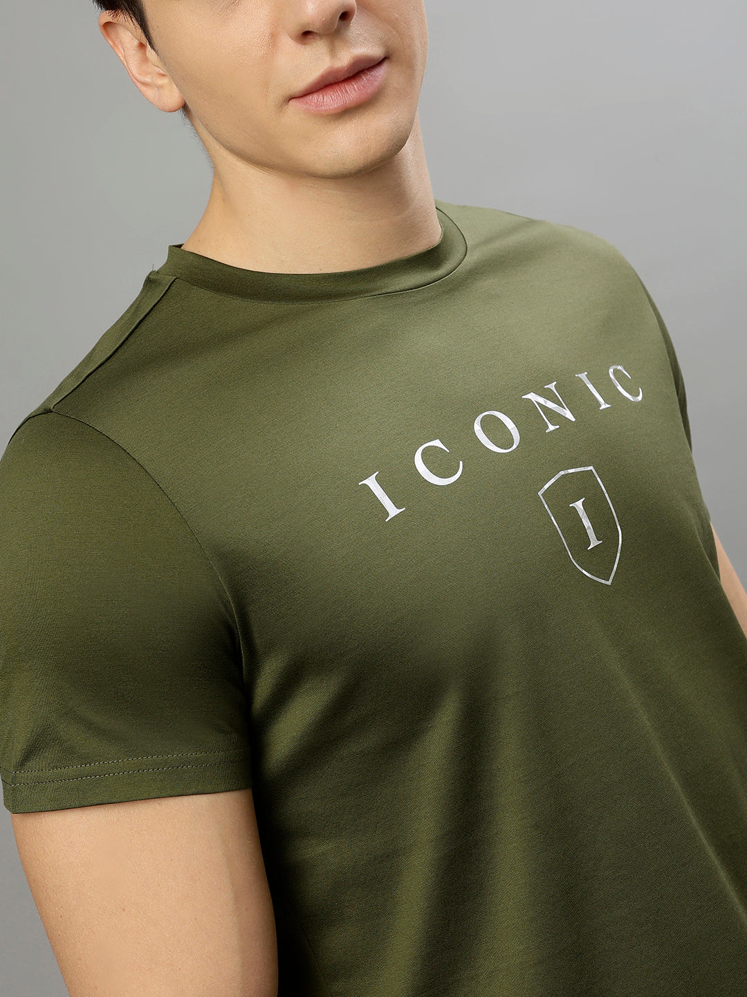 Iconic Men Green Solid Round Neck Short Sleeves Tshirt