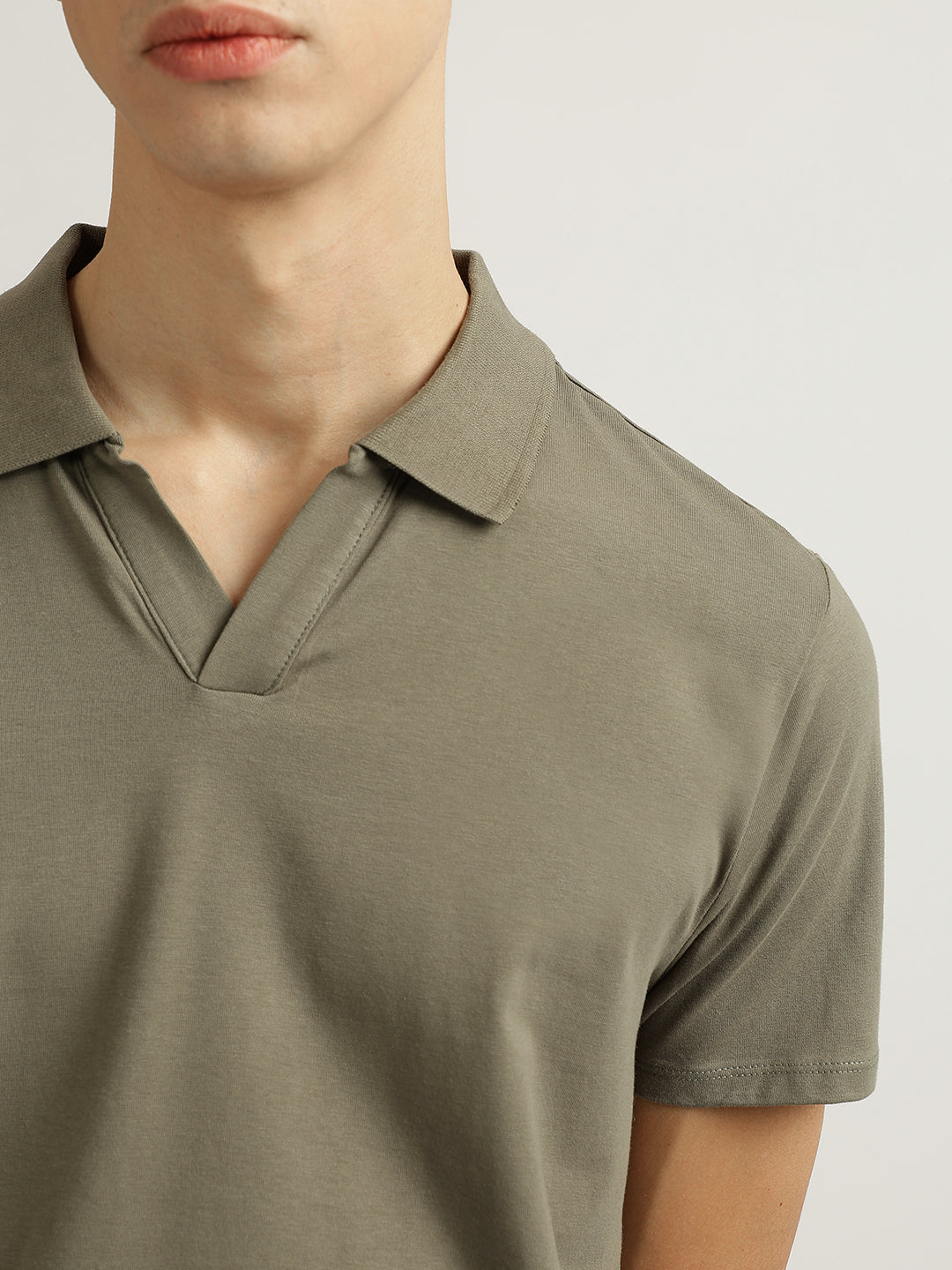 Lindbergh Men Olive Solid Collared Short Sleeves Polo Tshirt