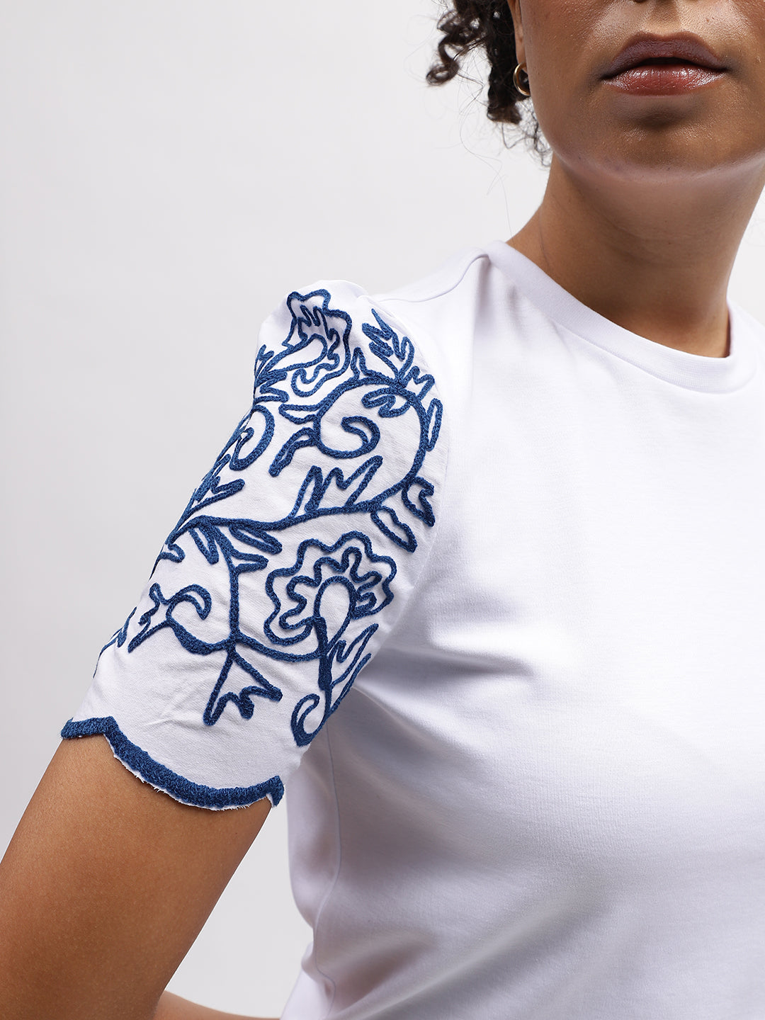 Elle Women White Solid Round Neck Short Sleeves T-Shirt