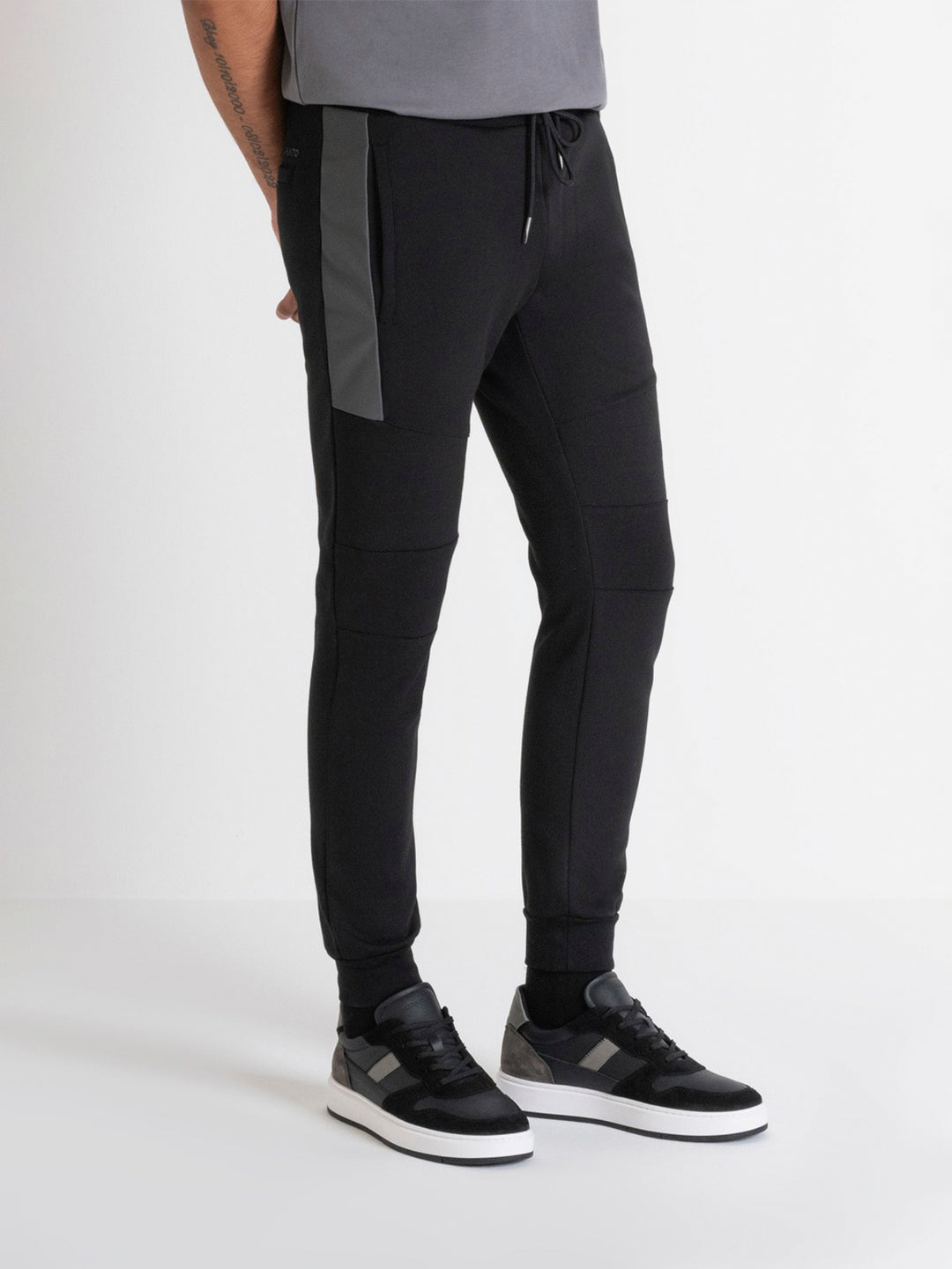 Antony Morato Men Black Solid Slim Fit Mid-Rise Jogger Style Track Pants