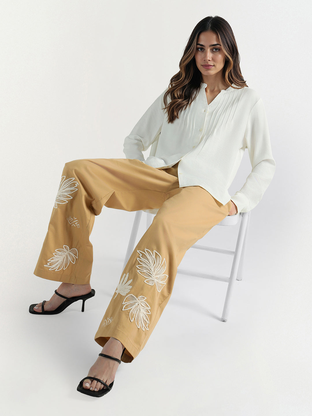 Elle Women Beige Embroidered Trouser
