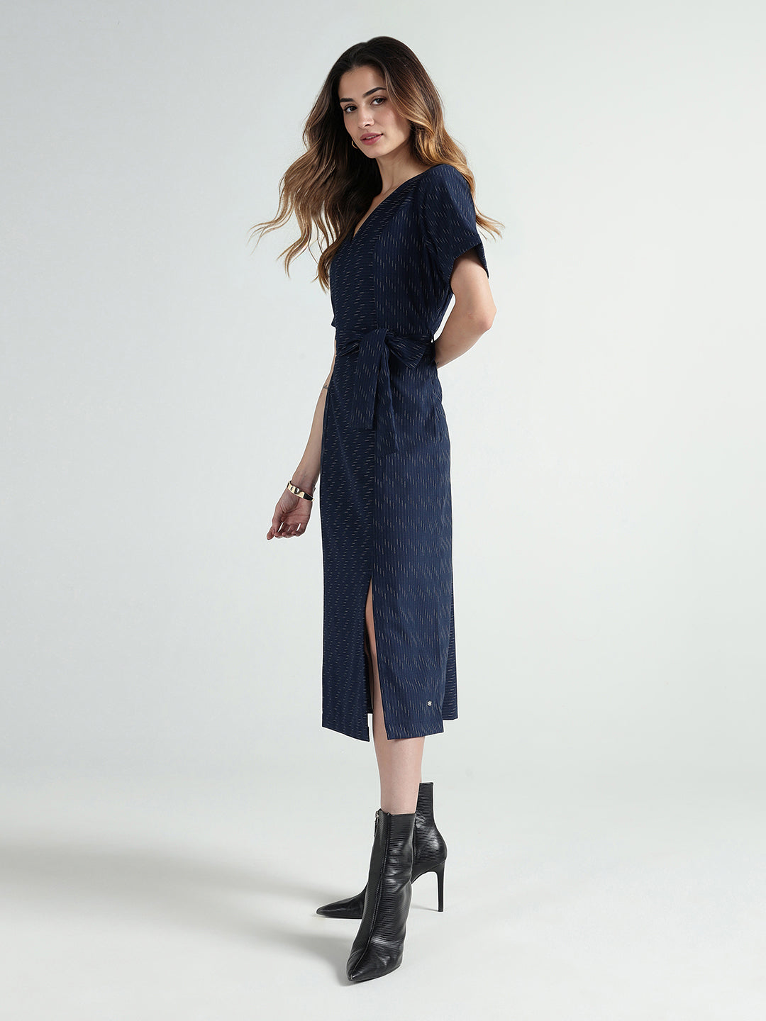 Elle Women Blue Solid V Neck Dress