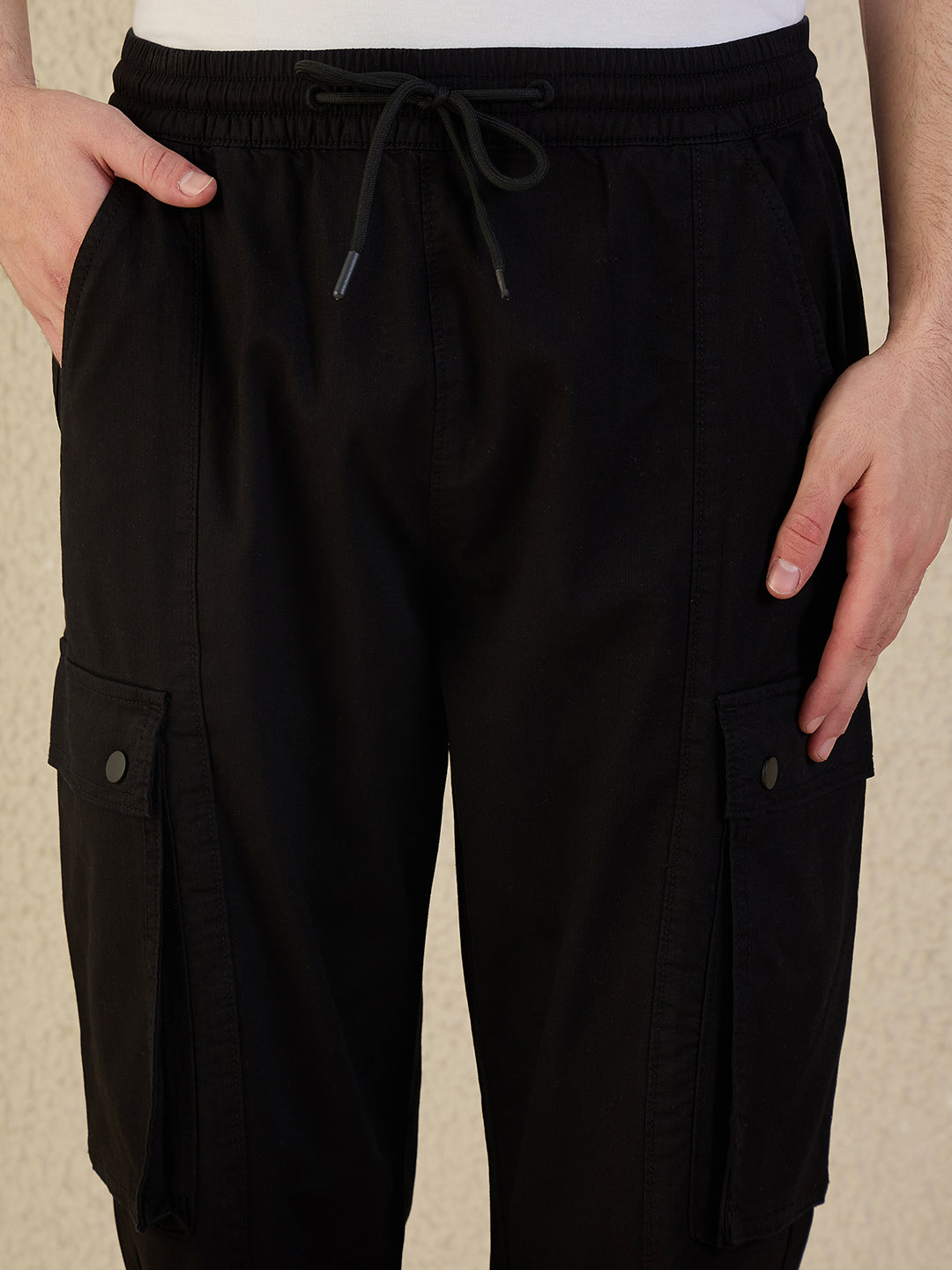 Iconic Men Black Solid Straight Fit Cargo Pant