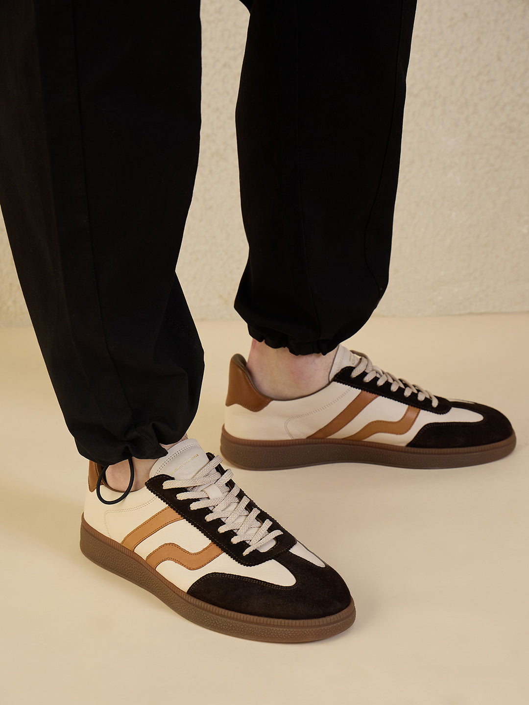 Iconic Men Black Solid Straight Fit Cargo Pant