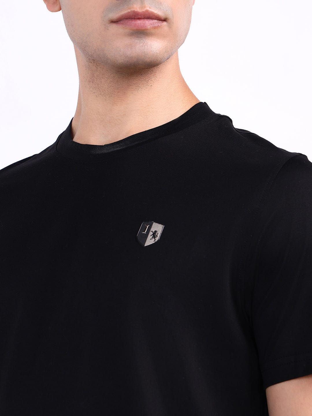 Iconic Men Black Solid Crew Neck Tshirt